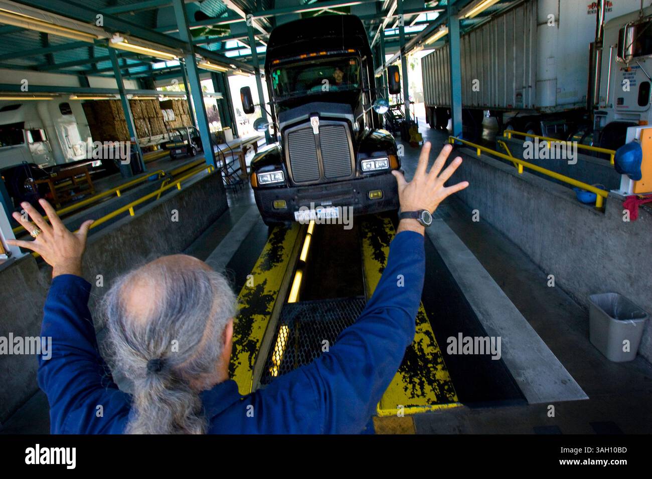 8 JUILLET 2009, SAN DIEGO, CALIFORNIE, ÉTATS-UNIS ................ À l'installation d'inspection routière d'Otay Mesa California Highway Patrol, Ruben Montanez dirige un gros camion tracteur-remorque dans l'une des baies d'inspection CHP. Montanez est un spécialiste en inspection de véhicules commerciaux pour la cogénération. .............. CRÉDIT OBLIGATOIRE : SAN DIEGO UNION-TRIBUNE NELVIN C. CEPEDA (crédit image : © The San Diego Union-Tribune/ZUMA Press) Banque D'Images