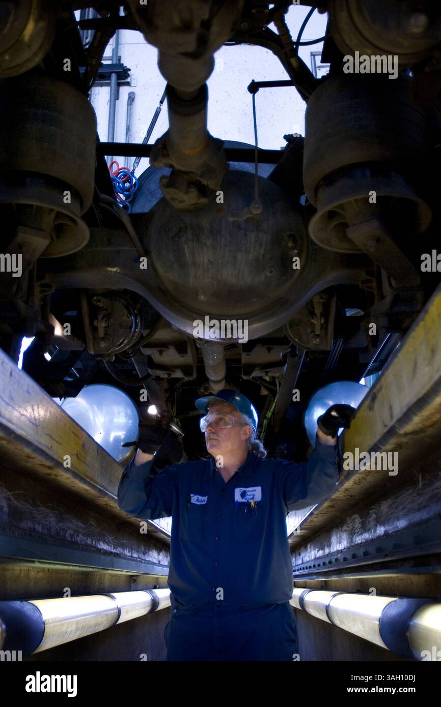 8 JUILLET 2009, SAN DIEGO, CALIFORNIE, ÉTATS-UNIS ................ À l'installation d'inspection routière d'Otay Mesa California Highway Patrol, Ruben Montanez inspecte la partie inférieure de la grande remorque de tracteur depuis la fosse d'inspection des baies d'inspection de la cogénération. Montanez est un spécialiste en inspection de véhicules commerciaux pour la cogénération. .............. CRÉDIT OBLIGATOIRE : SAN DIEGO UNION-TRIBUNE NELVIN C. CEPEDA (crédit image : © The San Diego Union-Tribune/ZUMA Press) Banque D'Images