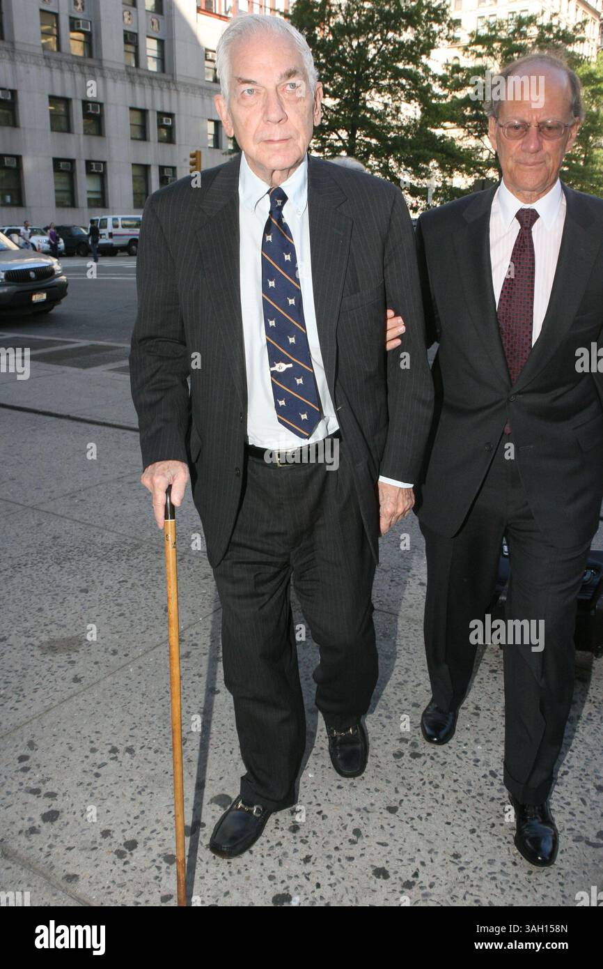 08 juil. 2009 - New York, New York, États-Unis - ANTHONY MARSHALL arrive au tribunal après avoir disparu hier parce qu'il se sentait malade. À midi, il a été emmené à l'hôpital après être tombé dans les toilettes des hommes pendant le procès contre lui et un avocat. (Crédit image : © Mariela Lombard/ZUMA Press) RESTRICTIONS : * New York City Newspapers Rights OUT * Banque D'Images