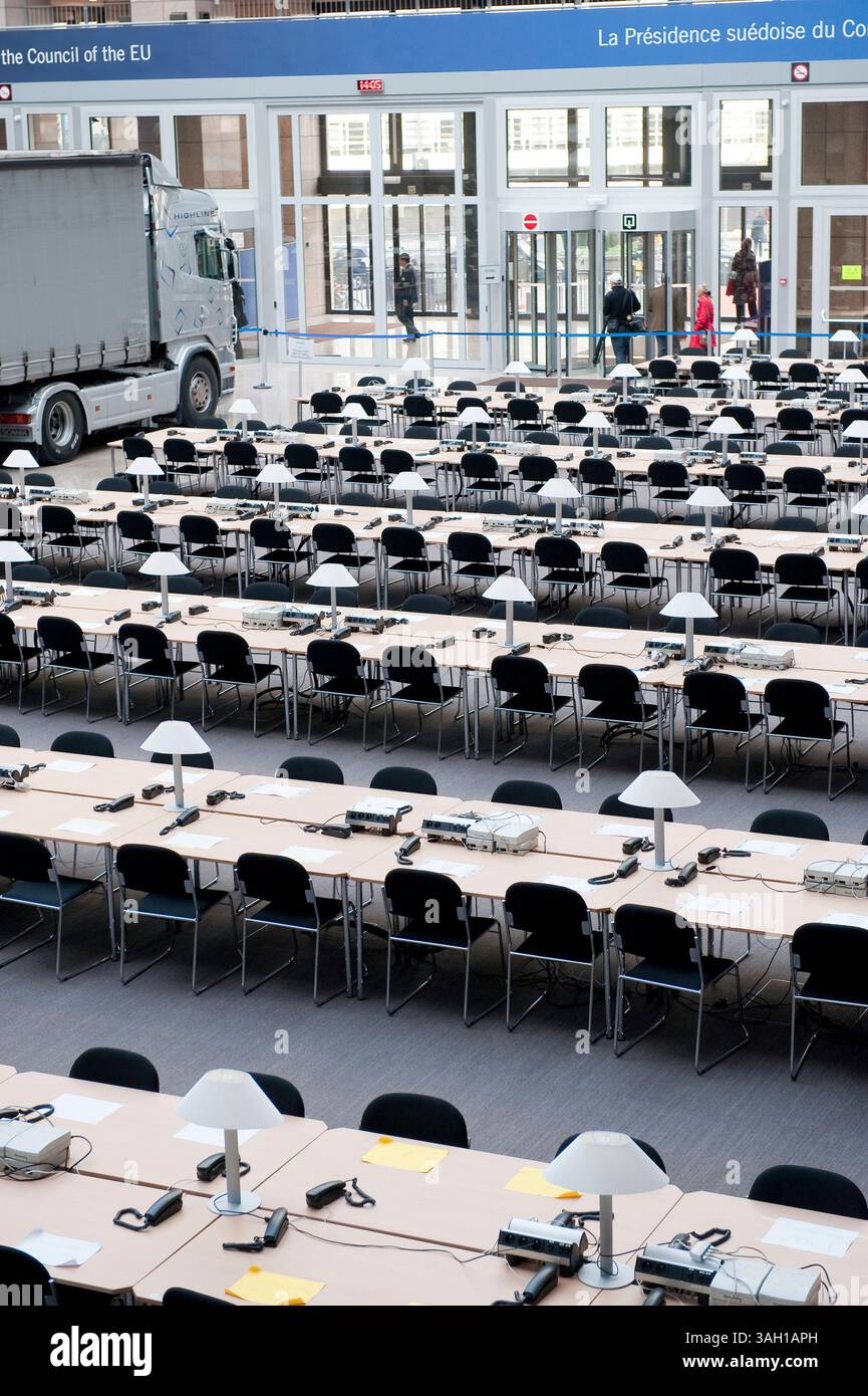 Camion entre les bureaux et les téléphones à l'intérieur de la salle de presse du siège du Conseil de l'Union européenne à Bruxelles, Belgique, le 2009-10-27 , prêt à accueillir les chefs d'etat. Les premiers ministres et les présidents du sommet élaboreront une position commune sur la conférence sur le climat de Copenhague et examineront également des propositions pour la République tchèque, qui est le seul pays à ne pas avoir ratifié le traité de Lisbonne de l'UE. Le sommet de l'UE aura lieu le 29-30 octobre Â© par Wiktor Dabkowski (crédit image : © Wiktor Dabkowski/ZUMA Press) Banque D'Images