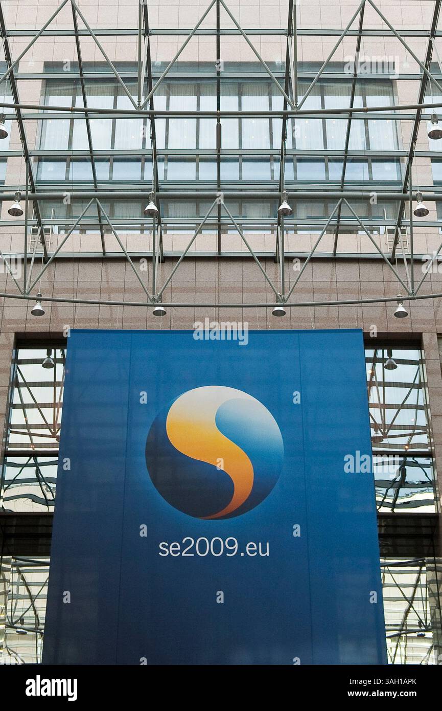 Logo de la Présidence suédoise dans la salle de presse du siège du Conseil de l'Union européenne à Bruxelles, Belgique, le 2009-10-27 , prêt à accueillir les chefs d'etat. Les premiers ministres et les présidents du sommet élaboreront une position commune sur la conférence sur le climat de Copenhague et examineront également des propositions pour la République tchèque, qui est le seul pays à ne pas avoir ratifié le traité de Lisbonne de l'UE. Le sommet de l'UE aura lieu le 29-30 octobre Â© par Wiktor Dabkowski (crédit image : © Wiktor Dabkowski/ZUMA Press) Banque D'Images