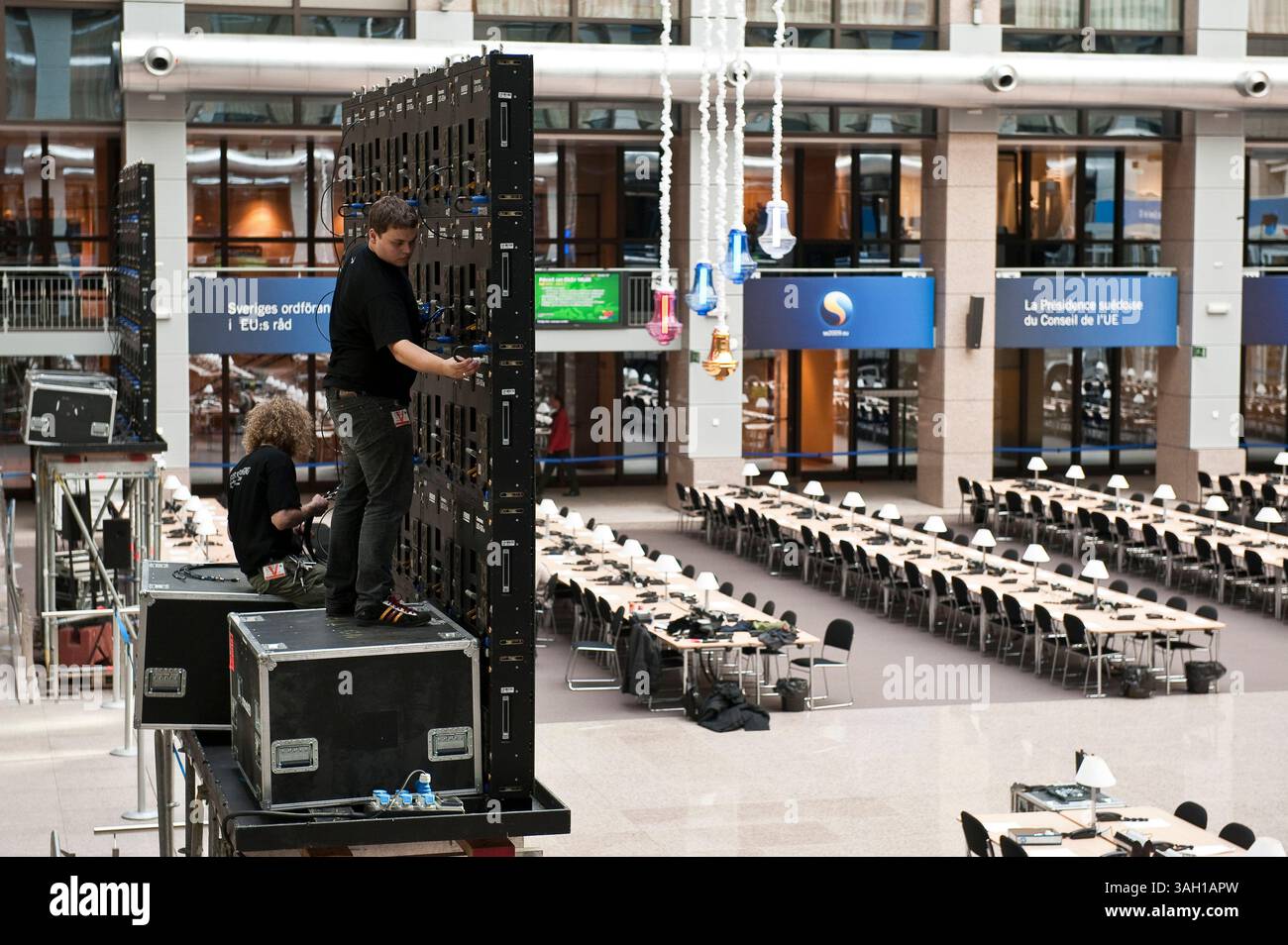 Les travailleurs assemblent un écran de télévision à l'intérieur de la salle de presse du siège du Conseil de l'Union européenne à Bruxelles, Belgique, le 2009-10-27, prêts à accueillir les chefs d'etat. Les premiers ministres et les présidents du sommet élaboreront une position commune sur la conférence sur le climat de Copenhague et examineront également des propositions pour la République tchèque, qui est le seul pays à ne pas avoir ratifié le traité de Lisbonne de l'UE. Le sommet de l'UE aura lieu le 29-30 octobre Â© par Wiktor Dabkowski (crédit image : © Wiktor Dabkowski/ZUMA Press) Banque D'Images