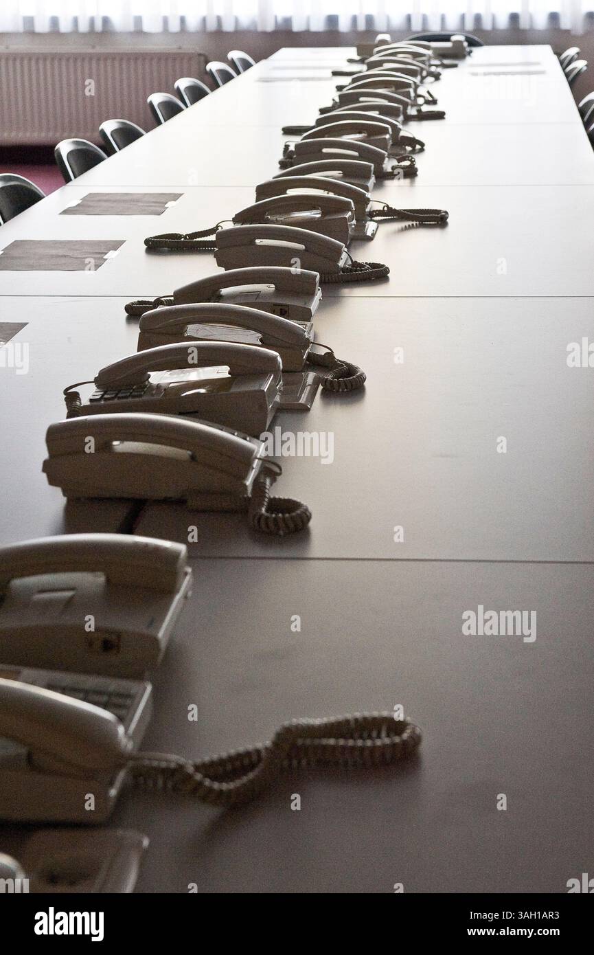 Téléphones et intérieur de la salle de presse au siège du Conseil de l'Union européenne à Bruxelles, Belgique, le 2009-10-27 , prêt à accueillir les chefs d'etat. Les premiers ministres et les présidents du sommet élaboreront une position commune sur la conférence sur le climat de Copenhague et examineront également des propositions pour la République tchèque, qui est le seul pays à ne pas avoir ratifié le traité de Lisbonne de l'UE. Le sommet de l'UE aura lieu le 29-30 octobre Â© par Wiktor Dabkowski (crédit image : © Wiktor Dabkowski/ZUMA Press) Banque D'Images