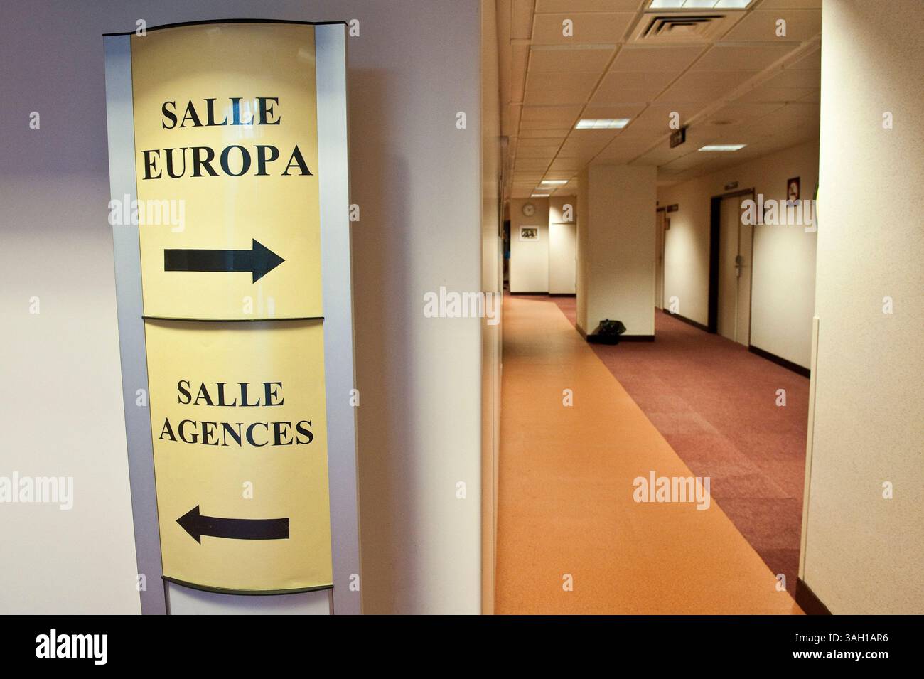 Panneau ''salle Europa'', ''salle Agencies'' (salle Europe , salle des agences) et intérieur du siège du Conseil de l'Union européenne à Bruxelles, Belgique, le 2009-10-27 , prêt à accueillir les chefs d'etat. Les premiers ministres et les présidents du sommet élaboreront une position commune sur la conférence sur le climat de Copenhague et examineront également des propositions pour la République tchèque, qui est le seul pays à ne pas avoir ratifié le traité de Lisbonne de l'UE. Le sommet de l'UE aura lieu le 29-30 octobre Â© par Wiktor Dabkowski (crédit image : © Wiktor Dabkowski/ZUMA Press) Banque D'Images