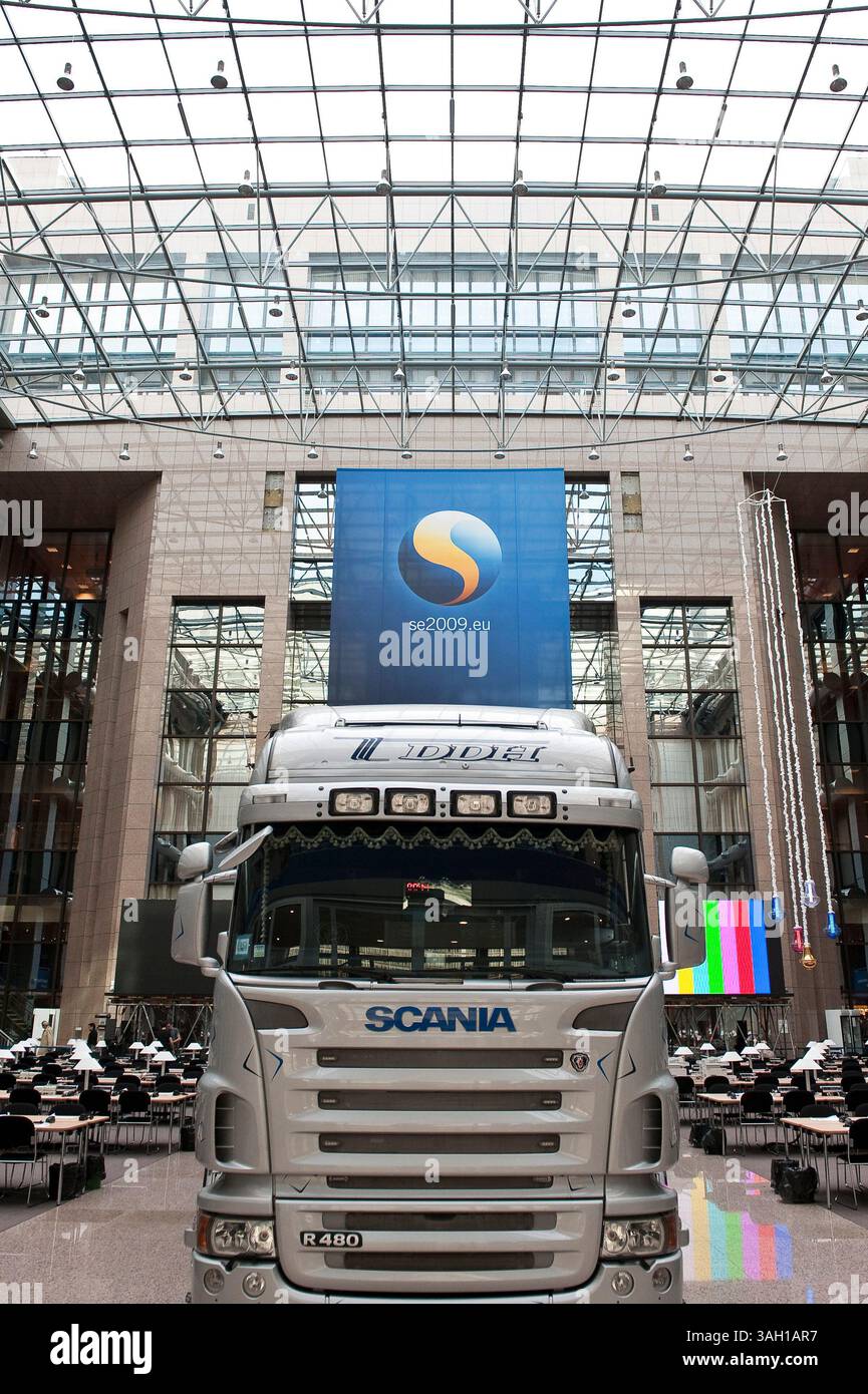 Camion entre les bureaux et les téléphones à l'intérieur de la salle de presse du siège du Conseil de l'Union européenne à Bruxelles, Belgique, le 2009-10-27 , prêt à accueillir les chefs d'etat. Les premiers ministres et les présidents du sommet élaboreront une position commune sur la conférence sur le climat de Copenhague et examineront également des propositions pour la République tchèque, qui est le seul pays à ne pas avoir ratifié le traité de Lisbonne de l'UE. Le sommet de l'UE aura lieu le 29-30 octobre Â© par Wiktor Dabkowski (crédit image : © Wiktor Dabkowski/ZUMA Press) Banque D'Images