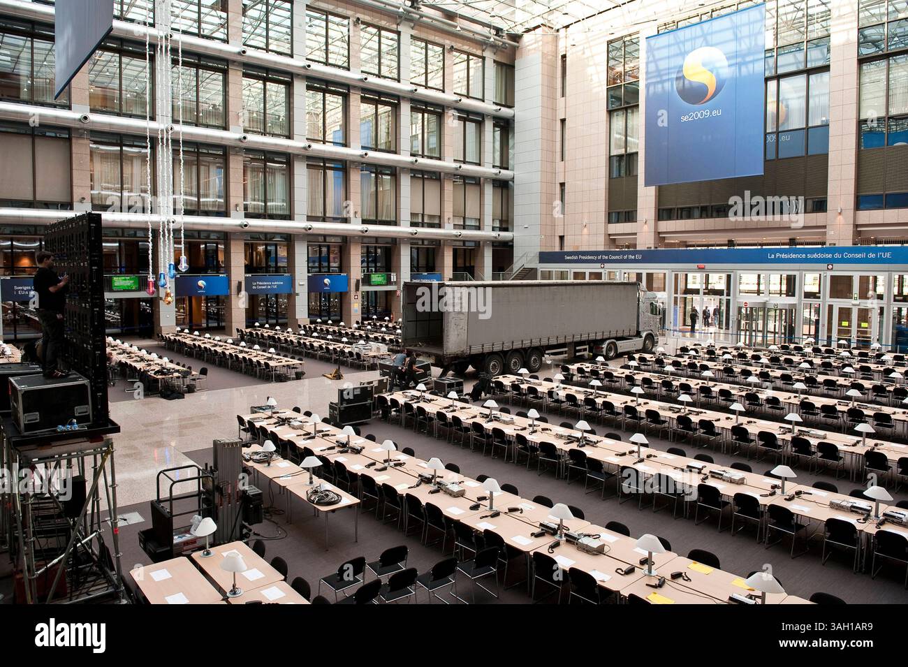 Camion entre les bureaux et les téléphones à l'intérieur de la salle de presse du siège du Conseil de l'Union européenne à Bruxelles, Belgique, le 2009-10-27 , prêt à accueillir les chefs d'etat. Les premiers ministres et les présidents du sommet élaboreront une position commune sur la conférence sur le climat de Copenhague et examineront également des propositions pour la République tchèque, qui est le seul pays à ne pas avoir ratifié le traité de Lisbonne de l'UE. Le sommet de l'UE aura lieu le 29-30 octobre Â© par Wiktor Dabkowski (crédit image : © Wiktor Dabkowski/ZUMA Press) Banque D'Images