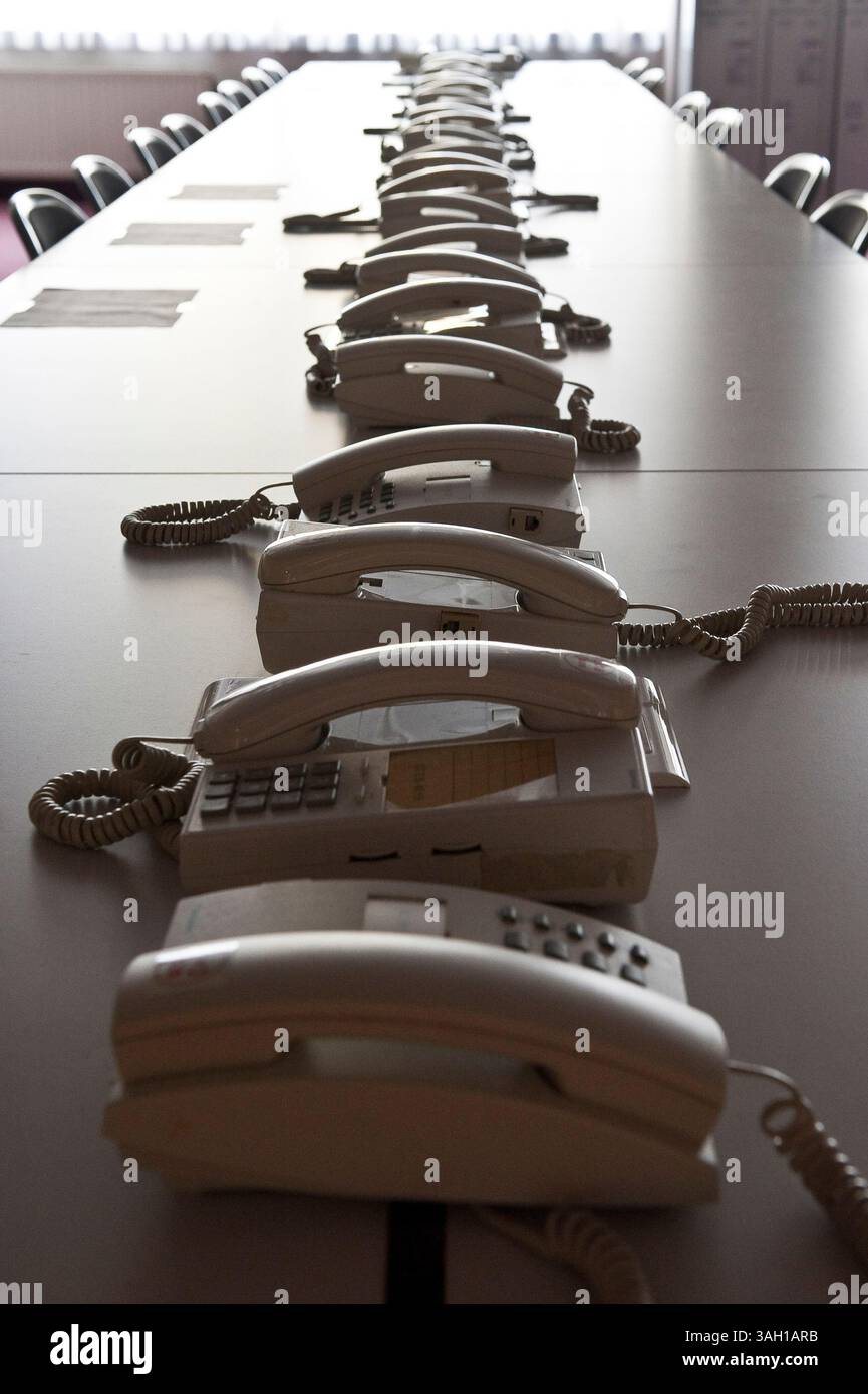 Téléphones et intérieur de la salle de presse au siège du Conseil de l'Union européenne à Bruxelles, Belgique, le 2009-10-27 , prêt à accueillir les chefs d'etat. Les premiers ministres et les présidents du sommet élaboreront une position commune sur la conférence sur le climat de Copenhague et examineront également des propositions pour la République tchèque, qui est le seul pays à ne pas avoir ratifié le traité de Lisbonne de l'UE. Le sommet de l'UE aura lieu le 29-30 octobre Â© par Wiktor Dabkowski (crédit image : © Wiktor Dabkowski/ZUMA Press) Banque D'Images