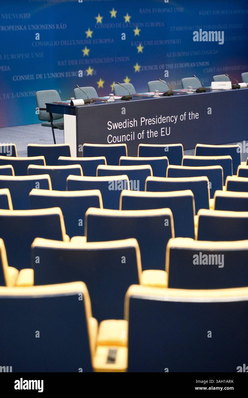 Intérieur de la salle de presse au siège du Conseil de l'Union européenne à Bruxelles, Belgique, le 2009-10-27 , prêt à accueillir chefs d'etat et journalistes. Les premiers ministres et les présidents du sommet élaboreront une position commune sur la conférence sur le climat de Copenhague et examineront également des propositions pour la République tchèque, qui est le seul pays à ne pas avoir ratifié le traité de Lisbonne de l'UE. Le sommet de l'UE aura lieu le 29-30 octobre Â© par Wiktor Dabkowski (crédit image : © Wiktor Dabkowski/ZUMA Press) Banque D'Images