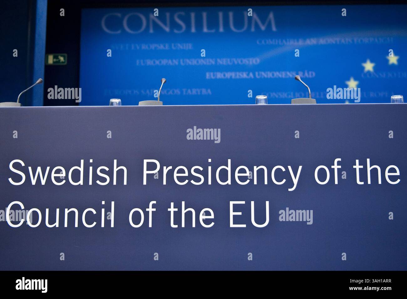 Inscription ''Présidence suédoise du Conseil de l'UE'' dans une salle de presse au siège du Conseil de l'Union européenne à Bruxelles, Belgique, le 2009-10-27 , prête à accueillir chefs d'etat et journalistes. Les premiers ministres et les présidents du sommet élaboreront une position commune sur la conférence sur le climat de Copenhague et examineront également des propositions pour la République tchèque, qui est le seul pays à ne pas avoir ratifié le traité de Lisbonne de l'UE. Le sommet de l'UE aura lieu le 29-30 octobre Â© par Wiktor Dabkowski (crédit image : © Wiktor Dabkowski/ZUMA Press) Banque D'Images