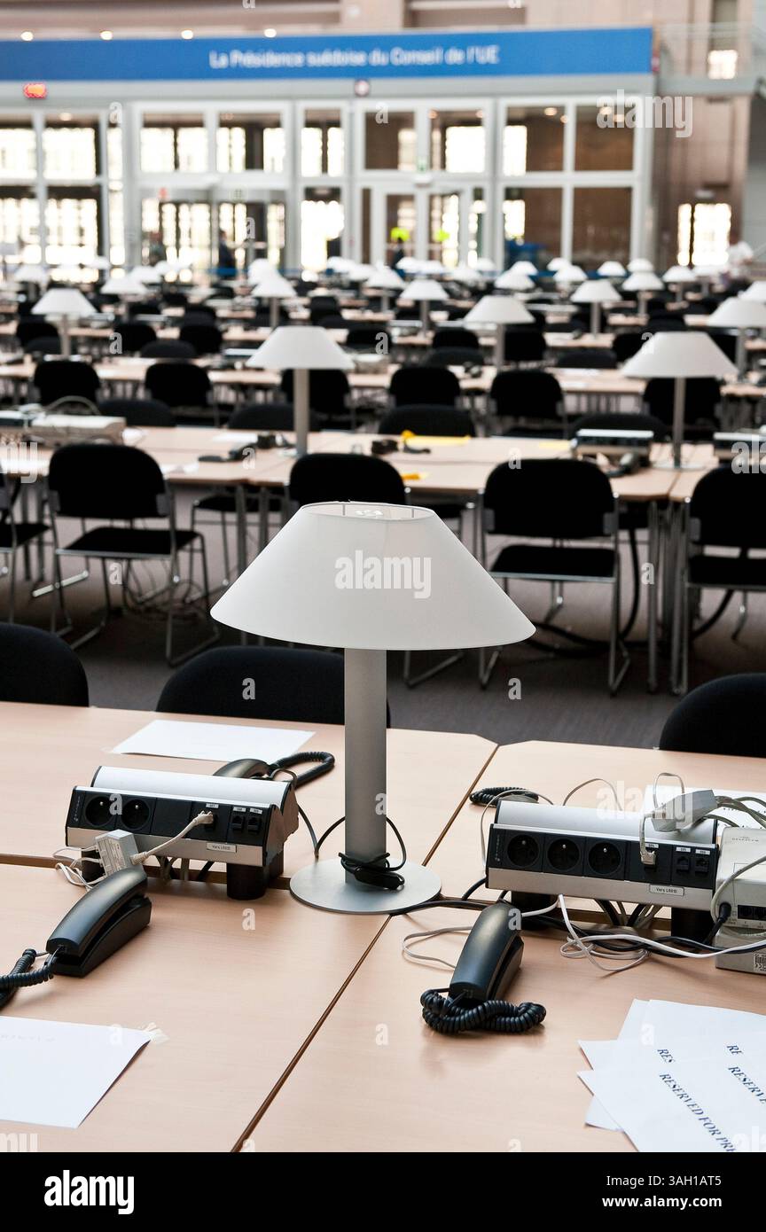 Pupitres et téléphones à l'intérieur de la salle de presse du siège du Conseil de l'Union européenne à Bruxelles, Belgique, le 2009-10-27, prêts à accueillir les chefs d'etat. Les premiers ministres et les présidents du sommet élaboreront une position commune sur la conférence sur le climat de Copenhague et examineront également des propositions pour la République tchèque, qui est le seul pays à ne pas avoir ratifié le traité de Lisbonne de l'UE. Le sommet de l'UE aura lieu le 29-30 octobre Â© par Wiktor Dabkowski (crédit image : © Wiktor Dabkowski/ZUMA Press) Banque D'Images