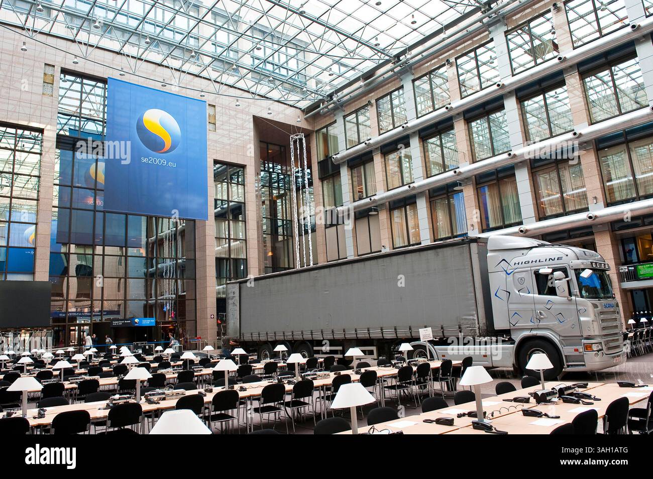 Camion entre les bureaux et les téléphones à l'intérieur de la salle de presse du siège du Conseil de l'Union européenne à Bruxelles, Belgique, le 2009-10-27 , prêt à accueillir les chefs d'etat. Les premiers ministres et les présidents du sommet élaboreront une position commune sur la conférence sur le climat de Copenhague et examineront également des propositions pour la République tchèque, qui est le seul pays à ne pas avoir ratifié le traité de Lisbonne de l'UE. Le sommet de l'UE aura lieu le 29-30 octobre Â© par Wiktor Dabkowski (crédit image : © Wiktor Dabkowski/ZUMA Press) Banque D'Images