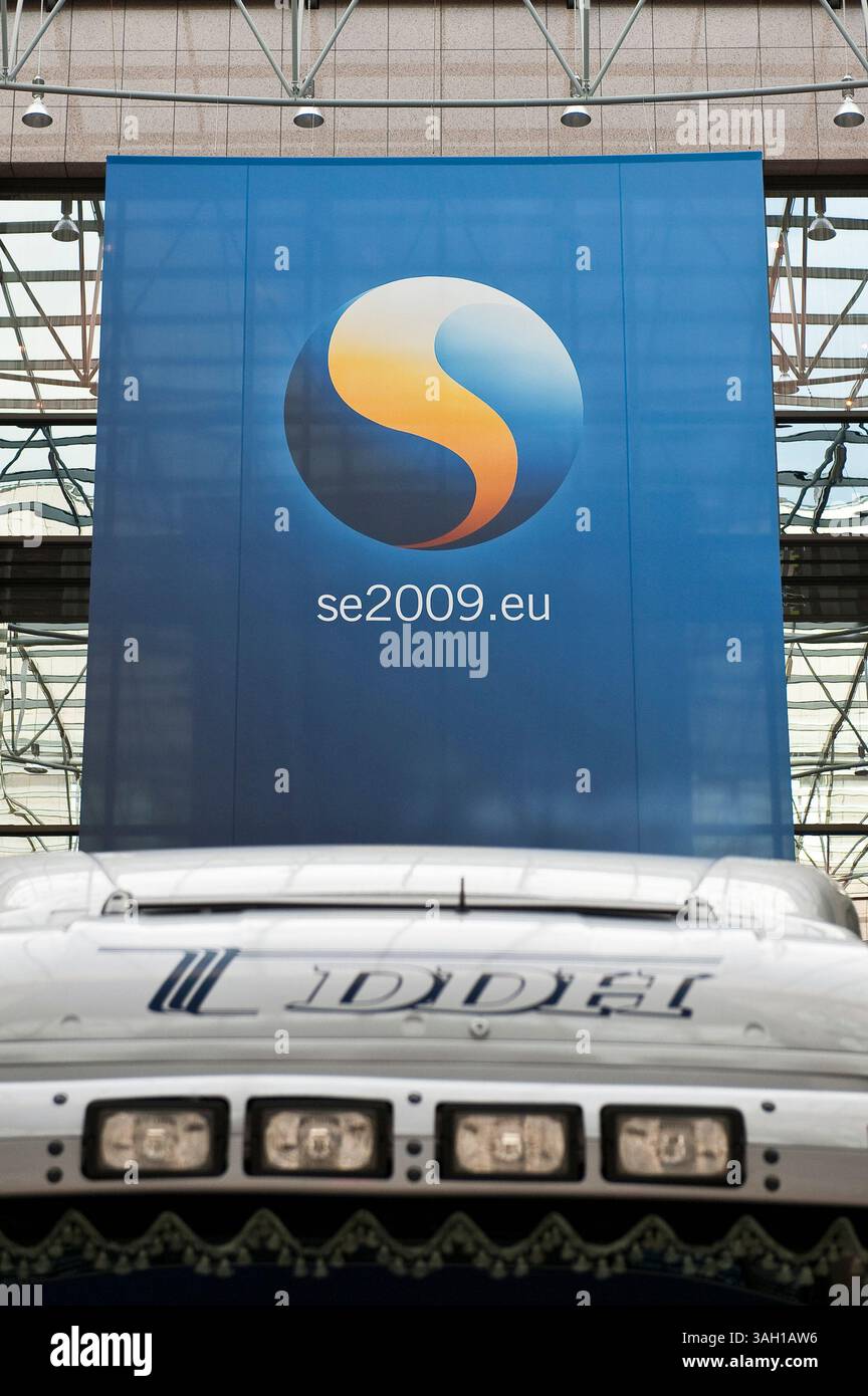 Logo de la Présidence suédoise dans la salle de presse du siège du Conseil de l'Union européenne à Bruxelles, Belgique, le 2009-10-27 , prêt à accueillir les chefs d'etat. Les premiers ministres et les présidents du sommet élaboreront une position commune sur la conférence sur le climat de Copenhague et examineront également des propositions pour la République tchèque, qui est le seul pays à ne pas avoir ratifié le traité de Lisbonne de l'UE. Le sommet de l'UE aura lieu le 29-30 octobre Â© par Wiktor Dabkowski (crédit image : © Wiktor Dabkowski/ZUMA Press) Banque D'Images