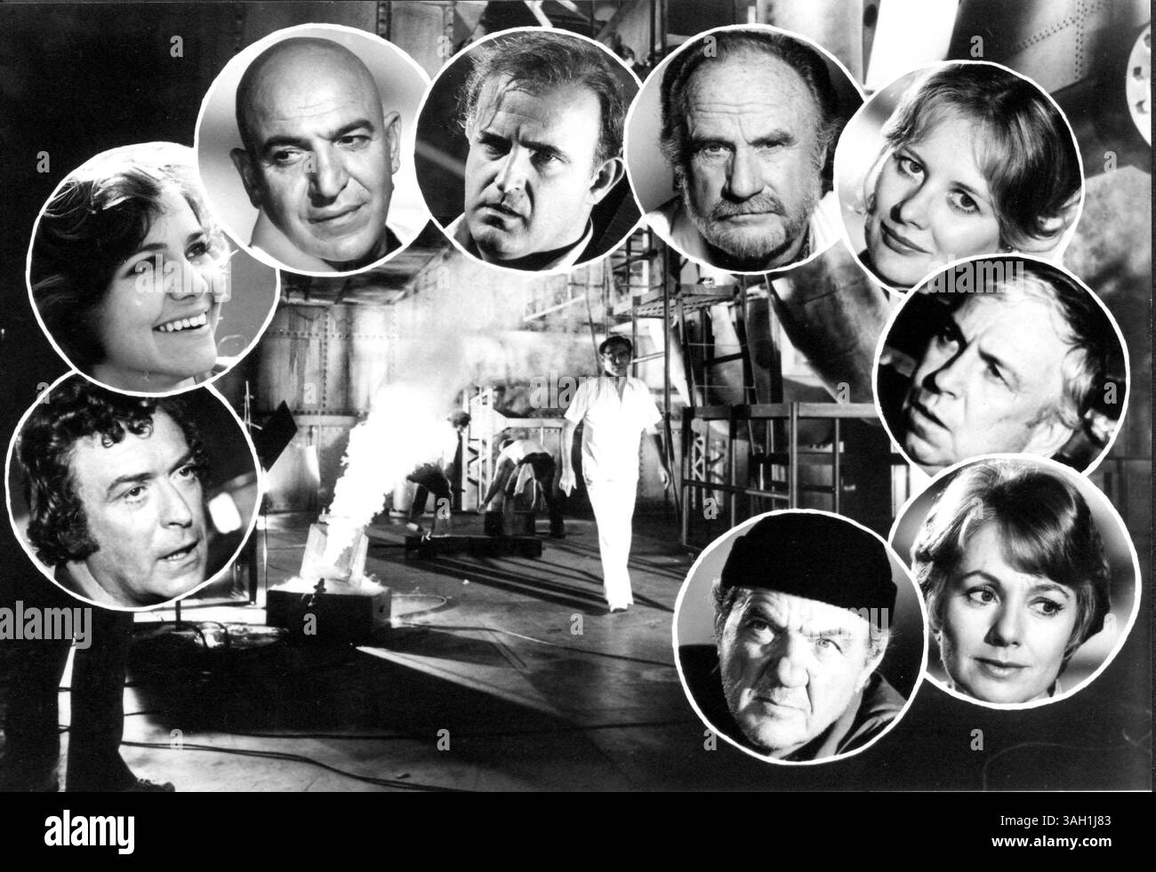 KARLMALDENRETRO. KARL MALDEN. LE CASTING DE ''BEYOND THE POSÉIDON ADVENTURE'' 1979.HORAIRE DE GAUCHE À DROITE :. MICHAEL CAINE, SALLY FIELD, TELLY SAVALAS, PETER BOYLE, JACK WARDEN, SHIRLEY KNIGHT, SLIM PICKENS, SHIRLEY JONES ET KARL MALDEN. AU CENTRE, LE RÉALISATEUR IRWIN ALLEN FAIT LE TOUR DU PLATEAU. PHOTO FOURNIE PAR ADH-GLOBE PHOTOS (crédit image : © Globe photos/ZUMAPRESS.com) Banque D'Images