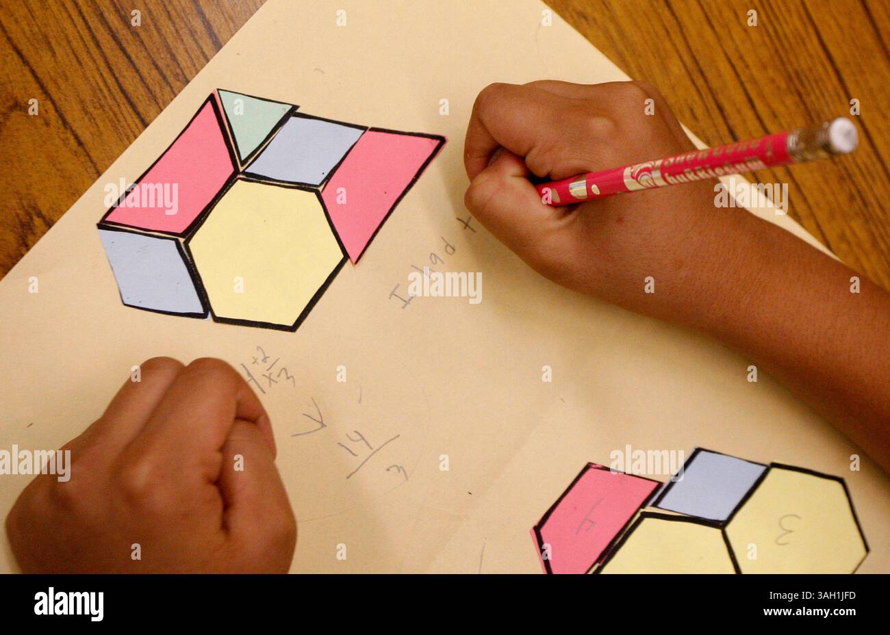 SP 308230 SHAD WOODLAWN 03 (06/25/2009 ST. PETERSBURG) Edgar Cordero (cq), 9 ans, un élève de Woodlawn qui entrera en cinquième année à l'automne, travaille à compléter un exercice impliquant des losanges, hexigons, triangles, équivalent et fraction mixte de nombres dans le cadre du programme d'apprentissage d'été Title One à Woodlawn Elementary School, 1600 16th N, à Petersburg jeudi matin (06/25/09). Alors que la plupart des nouvelles issues de la récente publication des notes de lettres FCAT étaient mauvaises - y compris le fait que Pinellas a son premier lycée F - une petite nouvelle a été trouvée à Woodlawn Elementary. Th Banque D'Images