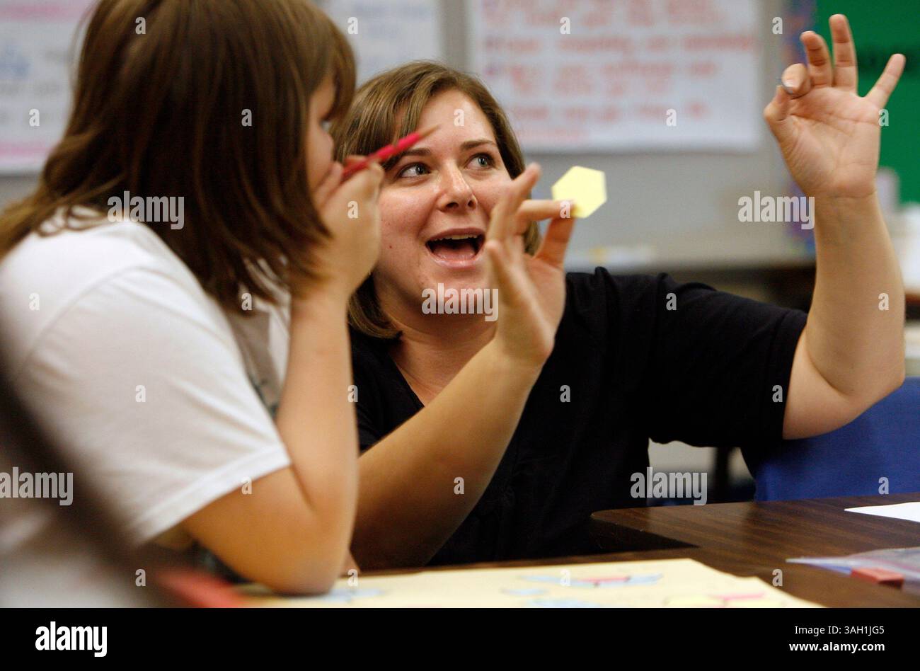 SP 308230 SHAD WOODLAWN 01 (06/25/2009 ST. PETERSBURG) de gauche à droite : Laura Sarvis (cq), 9 ans, une élève de Woodlawn qui entrera en cinquième année à l'automne, discute avec son enseignante Samantha Chase (cq), enseignante de quatrième et cinquième années de Woodlawn, alors qu'ils discutent de losanges, hexigons, triangles, équivalents et fractions de nombres mixtes pendant le programme d'apprentissage d'été Title One à l'école primaire Woodlawn, 1600 16e N, à Petersburg jeudi matin (06/25/09). Alors que la plupart des nouvelles sortant de la récente publication des notes de lettre FCAT était mauvaise - y compris le fait que Pinellas a son premier F Banque D'Images