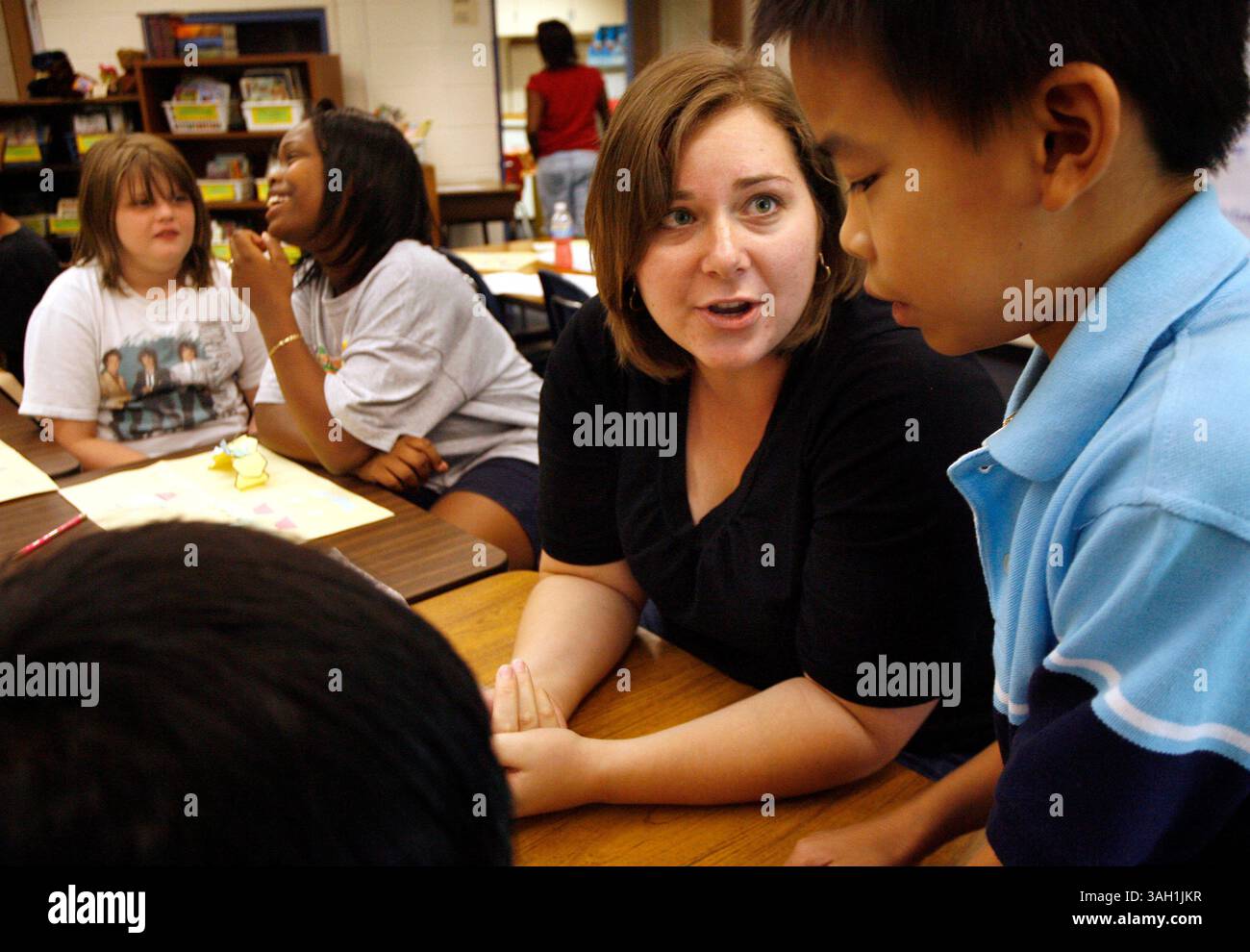SP 308230 SHAD WOODLAWN 02 (06/25/2009 ST. PETERSBURG) Samantha Chase (cq) (au centre), enseignante de quatrième et cinquième année de Woodlawn, s’entretient avec Michael Nguyen (cq) (à l’extrême droite), 10 ans, élève de Woodlawn qui entrera en cinquième année à l’automne, lors d’un exercice impliquant losanges, hexigons, triangles, fractions numériques équivalentes et mixtes durant le programme d’apprentissage d’été Title One à l’école primaire Woodlawn, 1600 16e N, jeudi matin (06/25/09). En arrière-plan assis, à partir de la gauche, Laura Sarvis (cq), 9 ans, et Zaria Robinson (cq), 10 ans, toutes deux étudiantes entrant dans le fi Banque D'Images