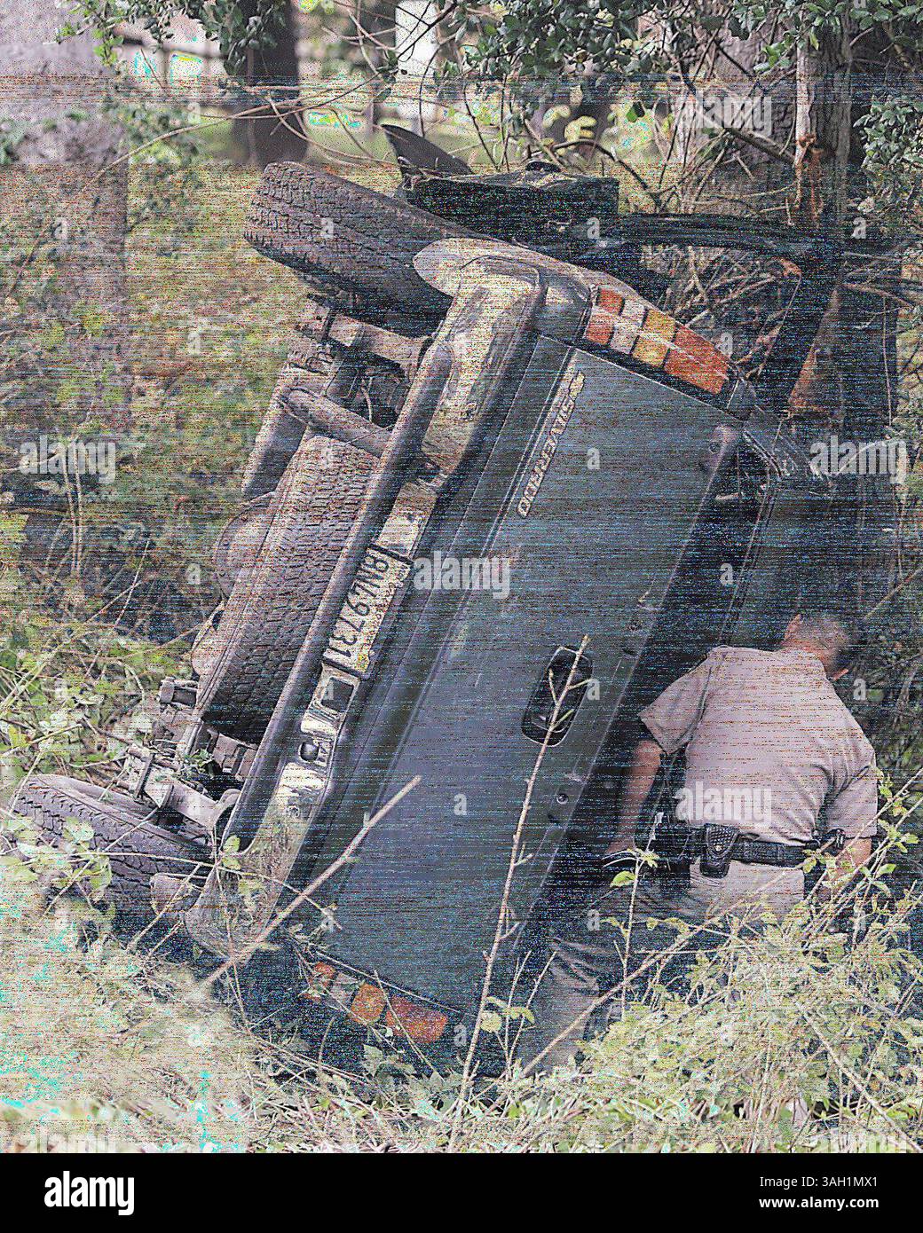 Phil carter/Sentinel. Un officier de la California Highway Patrol enquête sur les lieux d'un accident mortel sur Paulsen Road à Watsonville mercredi. Les enquêteurs ont déclaré que l'alcool pourrait avoir été un facteur contribuant à l'accident. (Crédit : ©/Santa Cruz Sentinel/ZUMA Press) Banque D'Images