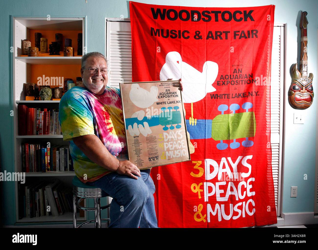 NP 308995 CLIF WOODSTOCK 1 MARDI (14/7/2009) LARGO Doug Erdman, 57 ans, de Largo, tient une affiche originale pour la foire de musique et d'art de Woodstock, à laquelle il a assisté à la ferme laitière de Max Yasgur de 600 acres dans la ville rurale de Bethel, New York, du 15 au 18 août 1969. Le festival de musique, surnommé ''an Aquarian exposition'', a présenté trente-deux des musiciens les plus connus de l'époque qui sont apparus dans des séries pendant le week-end parfois pluvieux devant près d'un demi-million de concertiers. Il est largement considéré comme l'un des plus grands moments de l'histoire de la musique populaire. (Crédit image : © créé Petersb Banque D'Images