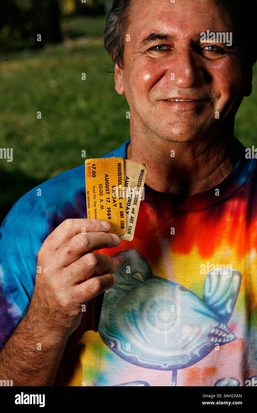 SP 309149 LYTT LIFETIS 1 DE 2 (07/15/2009 ST. PETERSBURG) le commissaire de la ville de Madère Beach Steve Kochick est rentré chez lui après avoir servi au Vietnam pour l'armée américaine en mars 1969 et a assisté au Festival de musique de Woodstock en août. Il a toujours ses talons de billets originaux et un T-shirt tie-dye du concert du 25e anniversaire en 1994. (Crédit image : © créé Petersburg Times/ZUMA Press) Banque D'Images