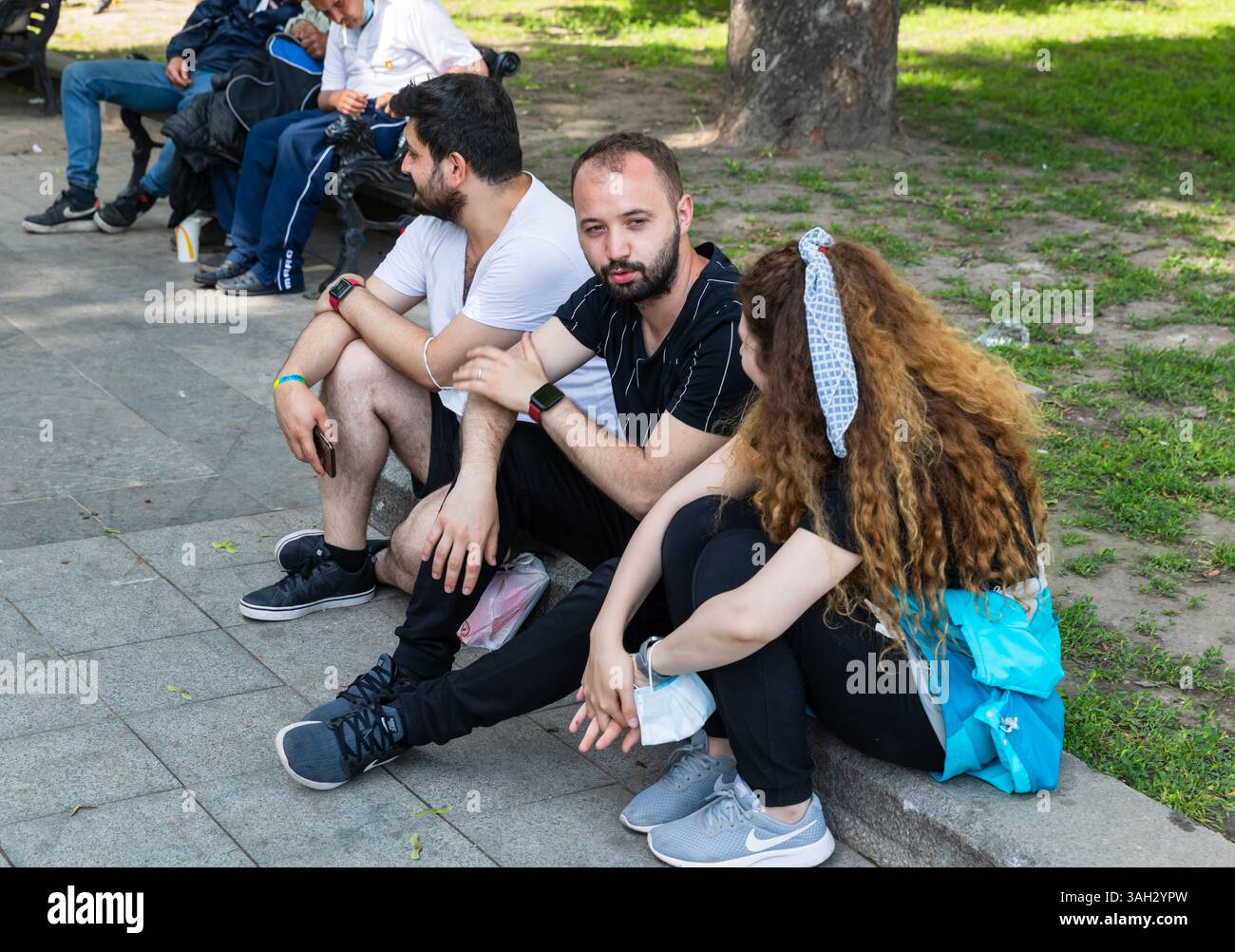 LVIV, UKRAINE - 20 juin 2021 : les citoyens et les touristes se détendent et discutent dans les rues de la zone historique de Lvivs, en profitant du temps chaud et de l'atmosphère vibrante. Banque D'Images