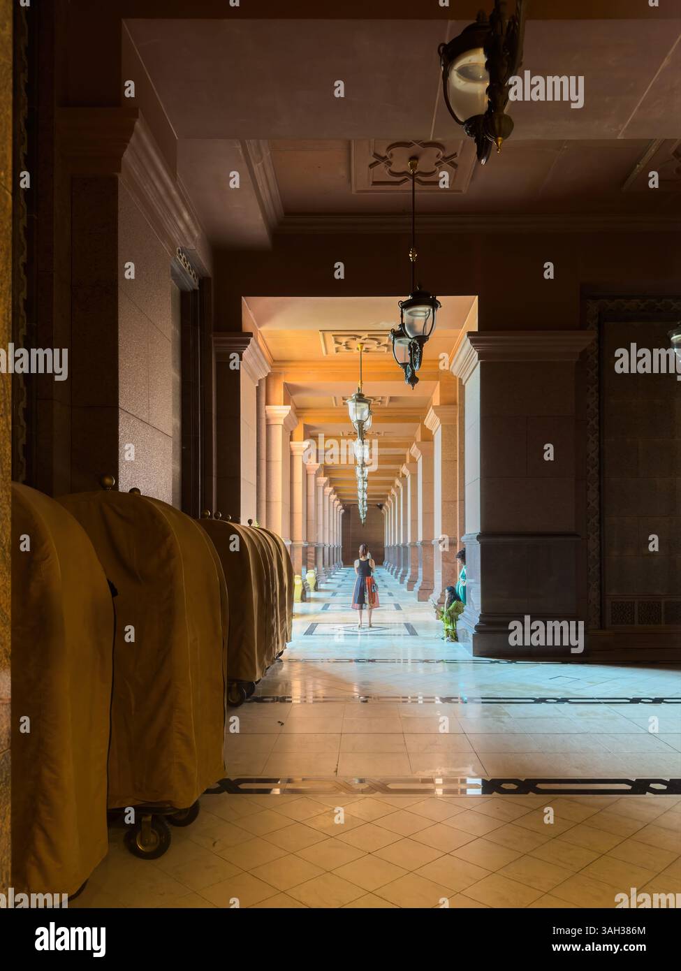 22 mars 2025. Émirats arabes Unis. Hôtel Emirates Palace à Abu Dhabi. Colonnade, lanternes et sol en marbre Banque D'Images