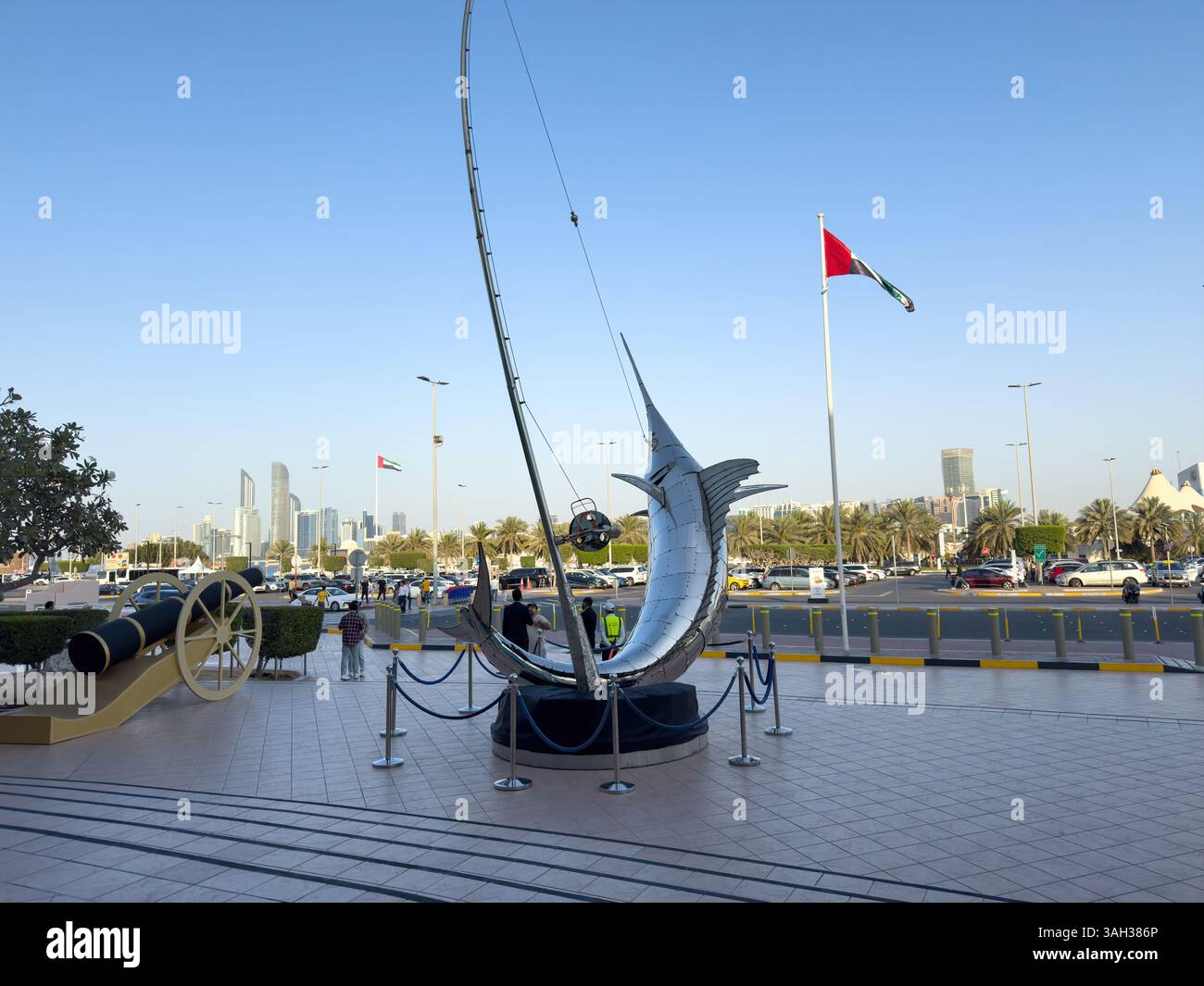 22 mars 2025. Émirats arabes Unis. Abu Dhabi. Sculpture Swordfish à l'entrée de Marina Mall. Drapeau des Émirats arabes Unis agitant Banque D'Images