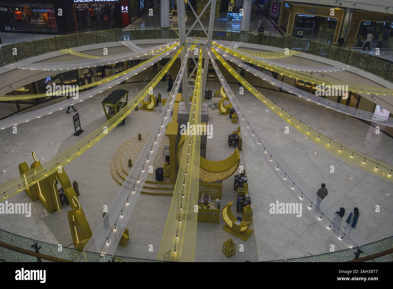 22 mars 2025. Émirats arabes Unis. Abu Dhabi. Atrium décoré du Ramadan au Marina Mall. Banque D'Images