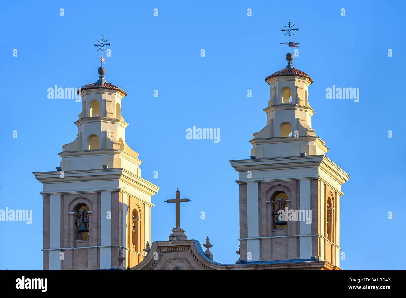 Deux clochers de l'église notre-Dame de Carmen. Banque D'Images