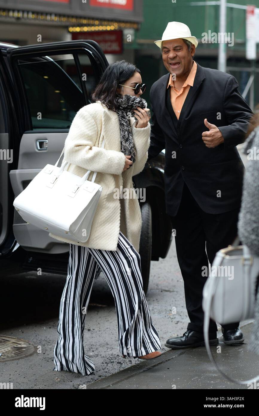 21 mars 2015 - New York, New York, États-Unis - Vanessa Hudgens portant une tenue noire et blanche et un pull crème blanc un jour de pluie arrive à une représentation de 'Gigi' à Broadway au Neil Simon Theatre. (Crédit image : © Kristin Callahan/Ace Pictures/ZUMA Wire) Banque D'Images