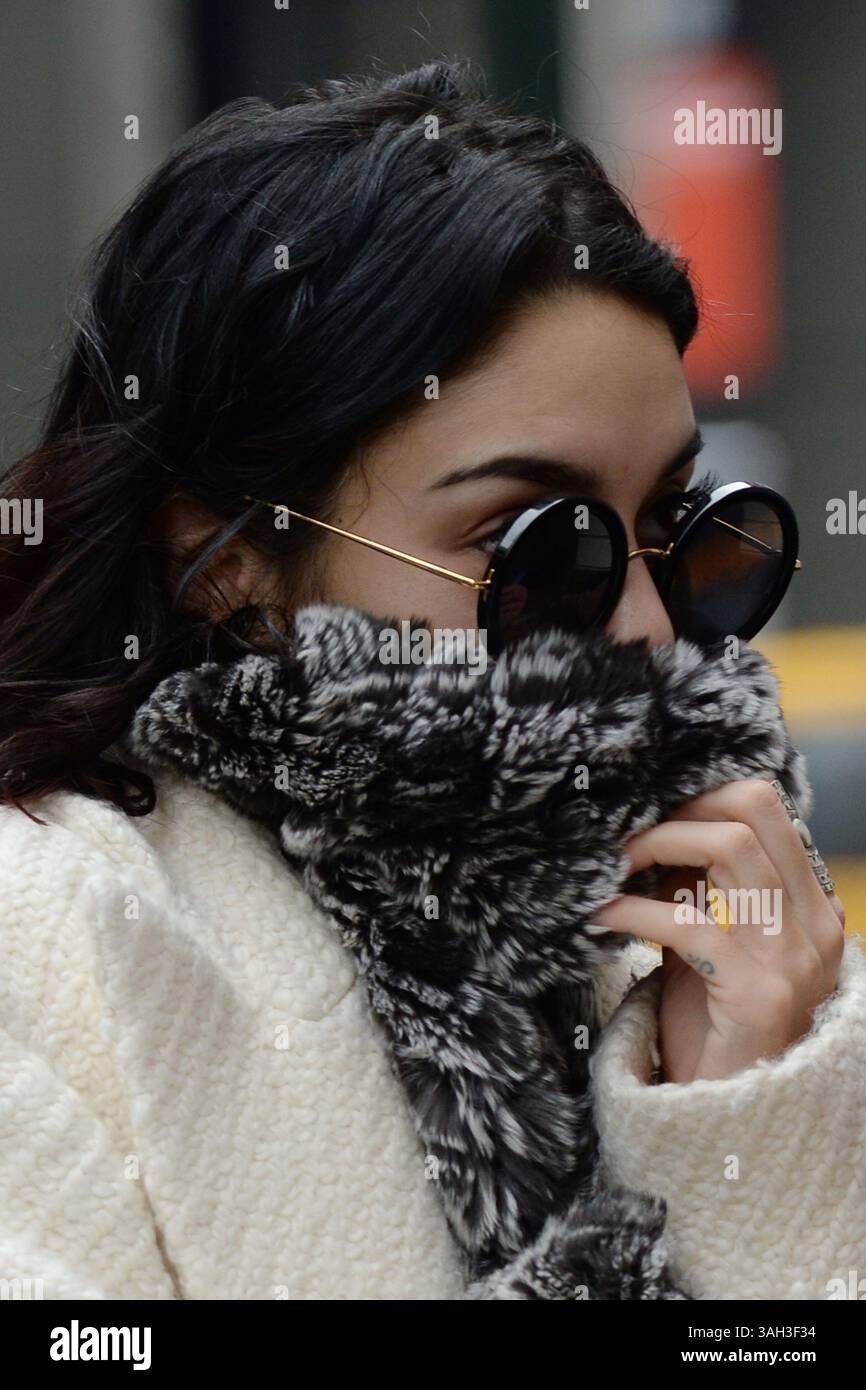 21 mars 2015 - New York, New York, États-Unis - Vanessa Hudgens portant une tenue noire et blanche et un pull crème blanc un jour de pluie arrive à une représentation de 'Gigi' à Broadway au Neil Simon Theatre. (Crédit image : © Kristin Callahan/Ace Pictures/ZUMA Wire) Banque D'Images