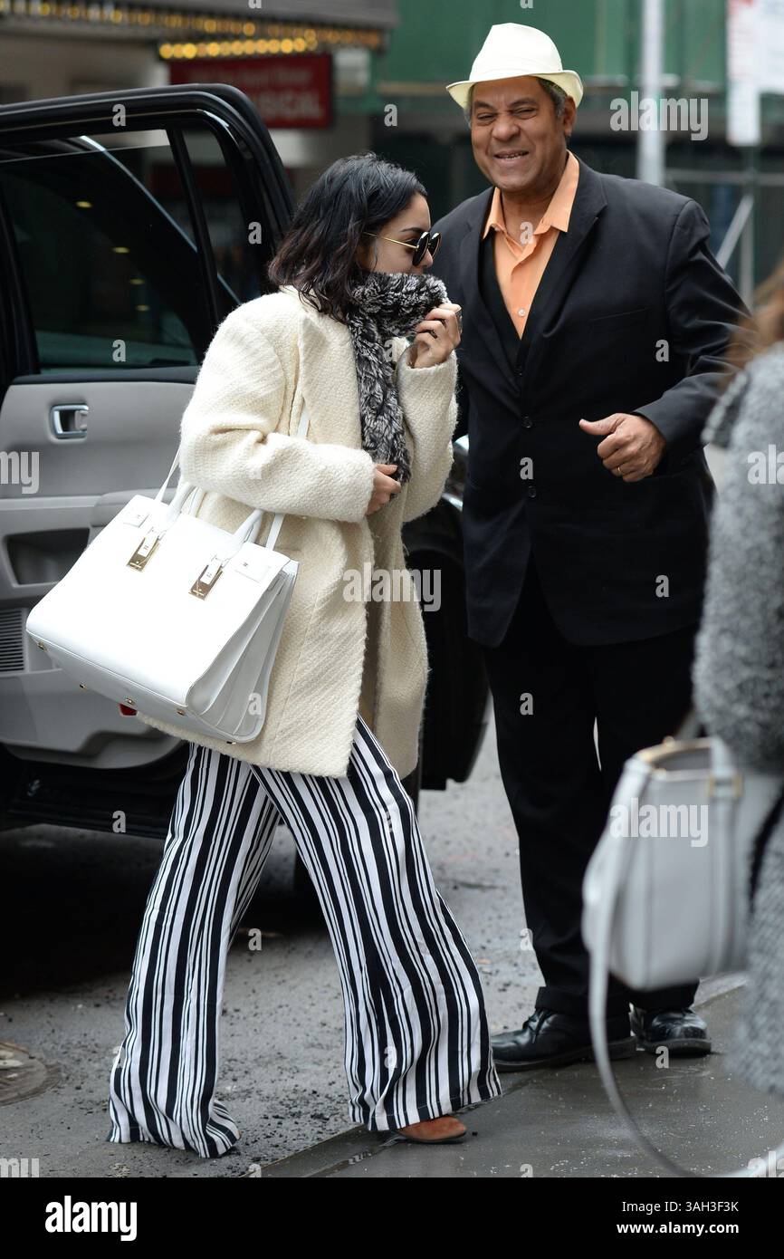 21 mars 2015 - New York, New York, États-Unis - Vanessa Hudgens portant une tenue noire et blanche et un pull crème blanc un jour de pluie arrive à une représentation de 'Gigi' à Broadway au Neil Simon Theatre. (Crédit image : © Kristin Callahan/Ace Pictures/ZUMA Wire) Banque D'Images