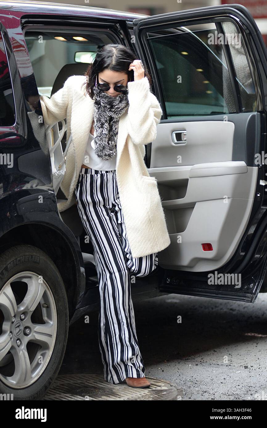 21 mars 2015 - New York, New York, États-Unis - Vanessa Hudgens portant une tenue noire et blanche et un pull crème blanc un jour de pluie arrive à une représentation de 'Gigi' à Broadway au Neil Simon Theatre. (Crédit image : © Kristin Callahan/Ace Pictures/ZUMA Wire) Banque D'Images