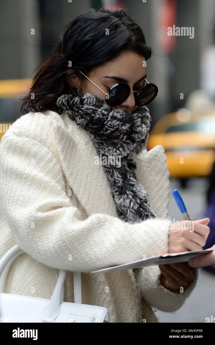 21 mars 2015 - New York, New York, États-Unis - Vanessa Hudgens portant une tenue noire et blanche et un pull crème blanc un jour de pluie arrive à une représentation de 'Gigi' à Broadway au Neil Simon Theatre. (Crédit image : © Kristin Callahan/Ace Pictures/ZUMA Wire) Banque D'Images