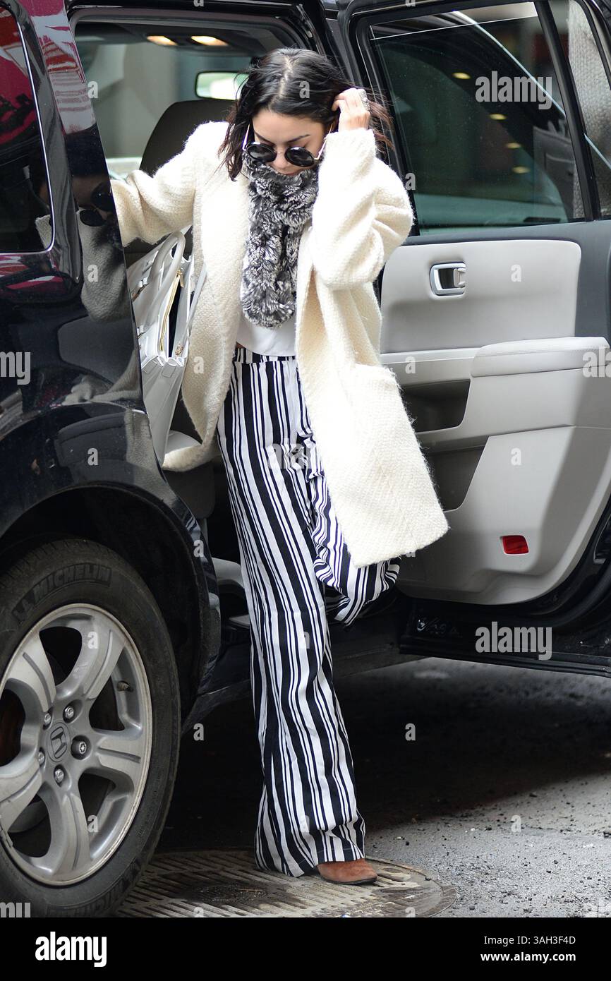 21 mars 2015 - New York, New York, États-Unis - Vanessa Hudgens portant une tenue noire et blanche et un pull crème blanc un jour de pluie arrive à une représentation de 'Gigi' à Broadway au Neil Simon Theatre. (Crédit image : © Kristin Callahan/Ace Pictures/ZUMA Wire) Banque D'Images