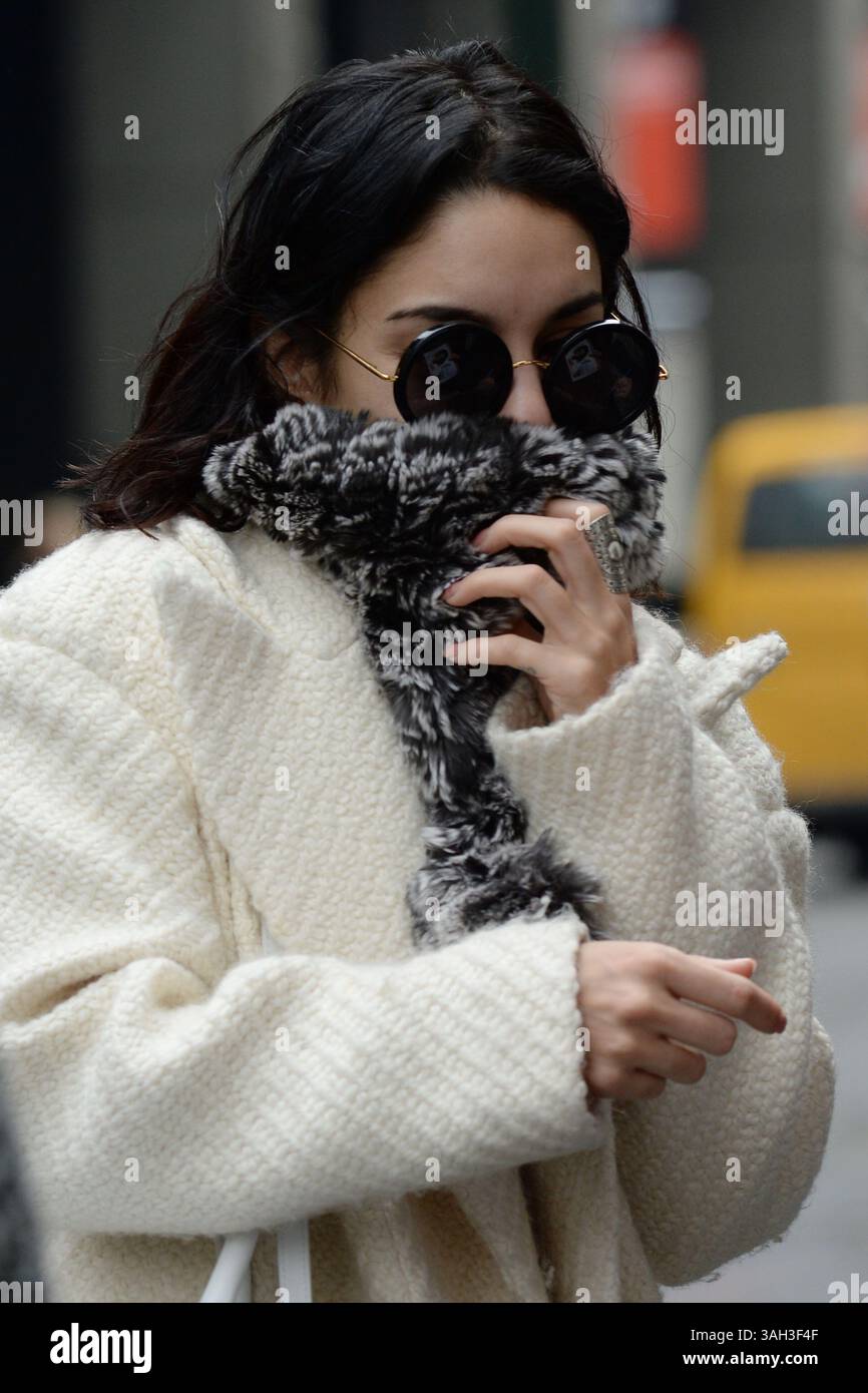 21 mars 2015 - New York, New York, États-Unis - Vanessa Hudgens portant une tenue noire et blanche et un pull crème blanc un jour de pluie arrive à une représentation de 'Gigi' à Broadway au Neil Simon Theatre. (Crédit image : © Kristin Callahan/Ace Pictures/ZUMA Wire) Banque D'Images