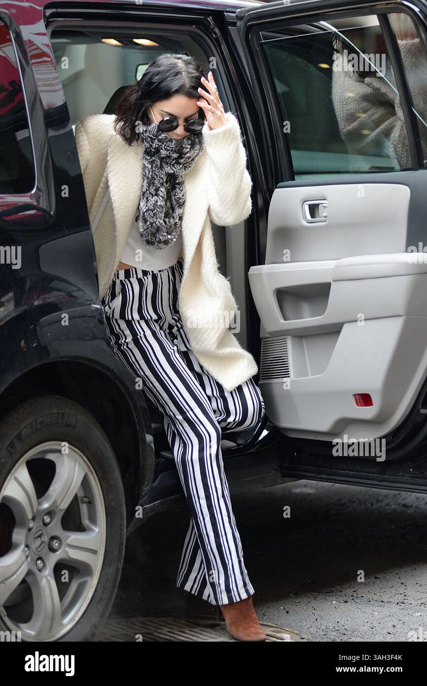 21 mars 2015 - New York, New York, États-Unis - Vanessa Hudgens portant une tenue noire et blanche et un pull crème blanc un jour de pluie arrive à une représentation de 'Gigi' à Broadway au Neil Simon Theatre. (Crédit image : © Kristin Callahan/Ace Pictures/ZUMA Wire) Banque D'Images