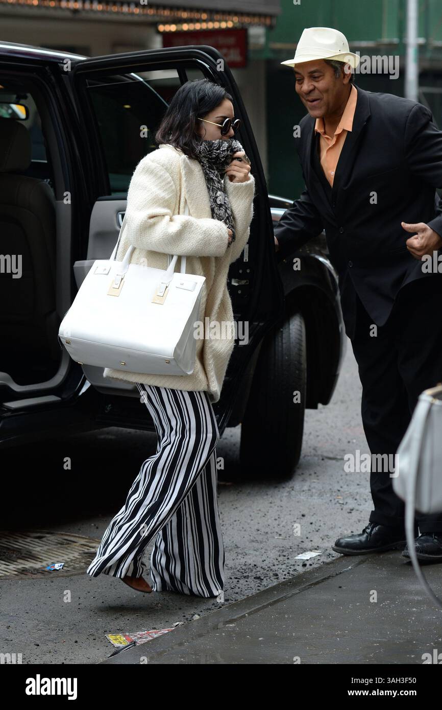 21 mars 2015 - New York, New York, États-Unis - Vanessa Hudgens portant une tenue noire et blanche et un pull crème blanc un jour de pluie arrive à une représentation de 'Gigi' à Broadway au Neil Simon Theatre. (Crédit image : © Kristin Callahan/Ace Pictures/ZUMA Wire) Banque D'Images