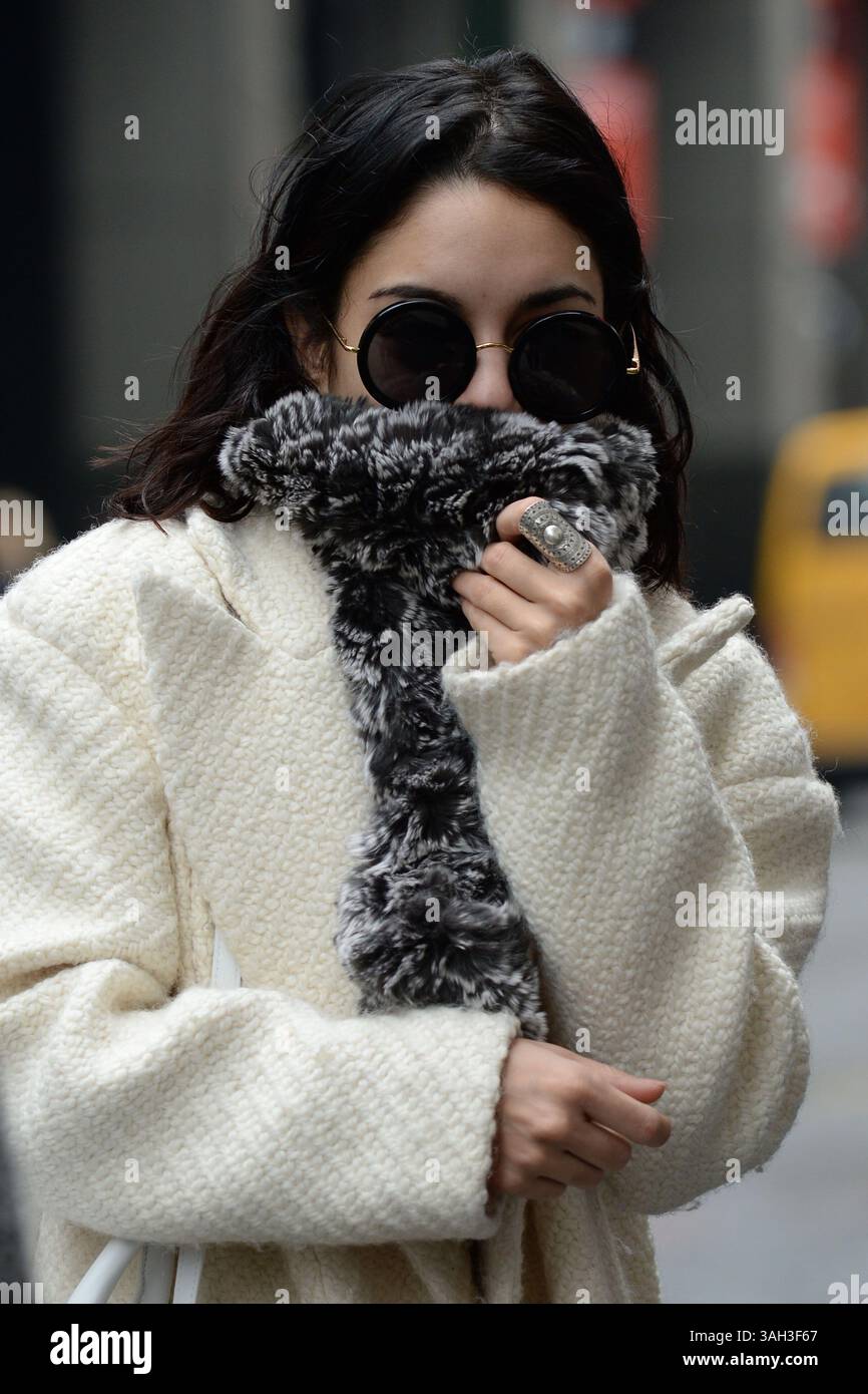 21 mars 2015 - New York, New York, États-Unis - Vanessa Hudgens portant une tenue noire et blanche et un pull crème blanc un jour de pluie arrive à une représentation de 'Gigi' à Broadway au Neil Simon Theatre. (Crédit image : © Kristin Callahan/Ace Pictures/ZUMA Wire) Banque D'Images