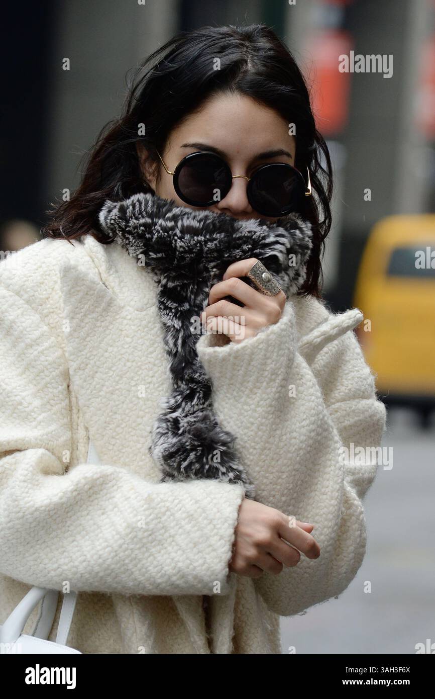 21 mars 2015 - New York, New York, États-Unis - Vanessa Hudgens portant une tenue noire et blanche et un pull crème blanc un jour de pluie arrive à une représentation de 'Gigi' à Broadway au Neil Simon Theatre. (Crédit image : © Kristin Callahan/Ace Pictures/ZUMA Wire) Banque D'Images