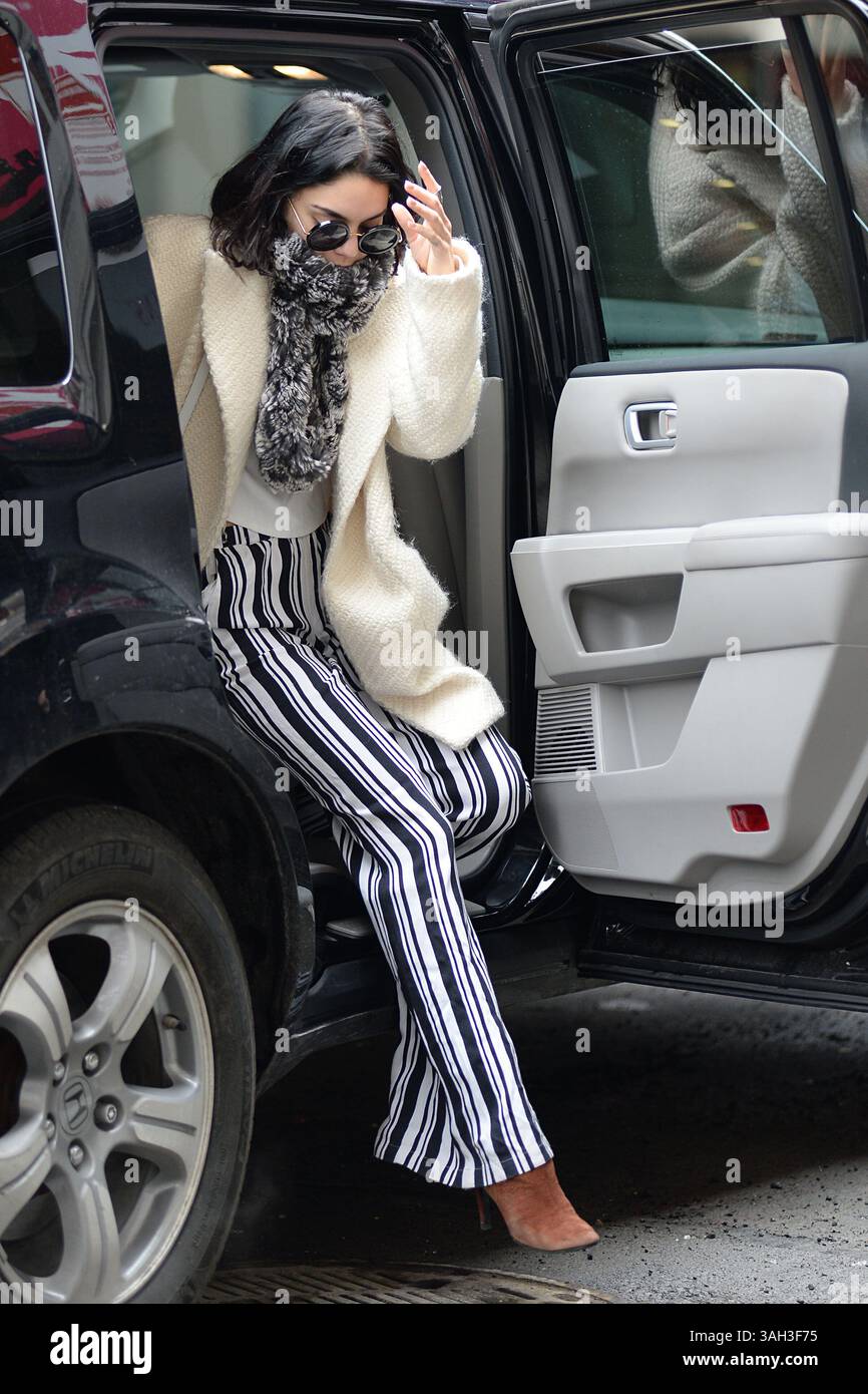 21 mars 2015 - New York, New York, États-Unis - Vanessa Hudgens portant une tenue noire et blanche et un pull crème blanc un jour de pluie arrive à une représentation de 'Gigi' à Broadway au Neil Simon Theatre. (Crédit image : © Kristin Callahan/Ace Pictures/ZUMA Wire) Banque D'Images