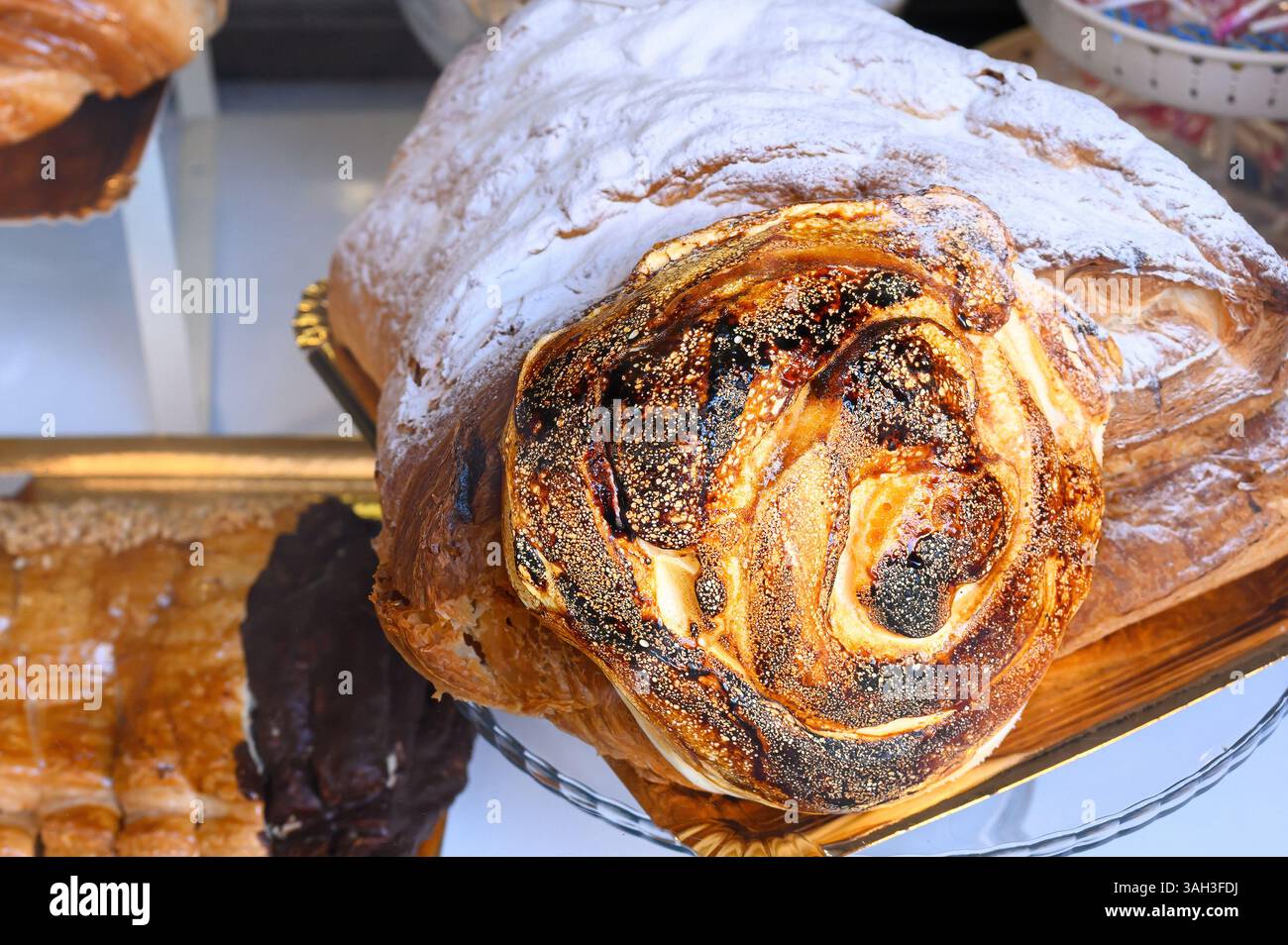 Étalage au détail de pâtisseries géantes traditionnelles dans une petite boulangerie. Banque D'Images