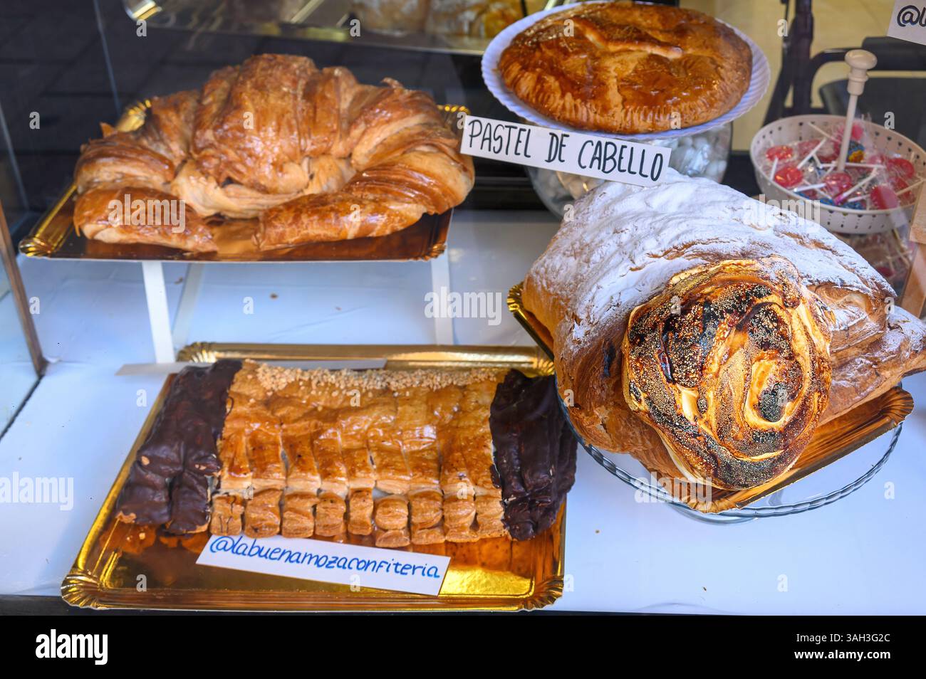 Étalage au détail de pâtisseries géantes traditionnelles dans une petite boulangerie. Banque D'Images