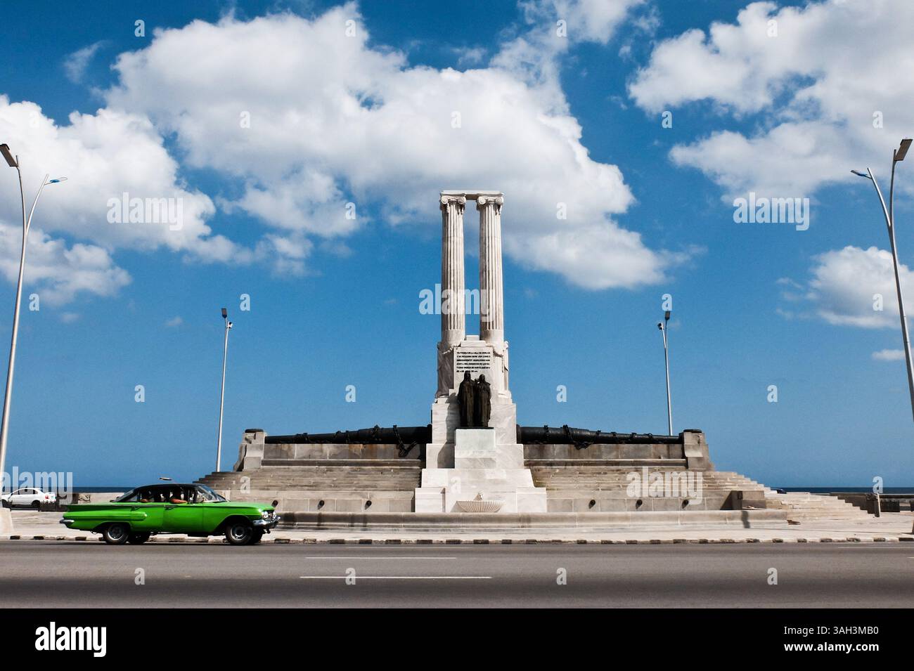 10 mars 2015 - la Havane, Cuba - des voitures américaines d'époque passent devant le Monument aux victimes de l'USS Maine, construit en 1926 sur le boulevard MalecÃ³n à la Havane, en l'honneur de 260 marins américains qui ont perdu la vie dans l'explosion de l'USS Maine le 15 février 1898 dans le port de la Havane. Le naufrage du Maine et l'indignation des États-Unis sur la répression brutale de la rébellion cubaine par Spainâ€™ ont conduit au déclenchement de la guerre hispano-américaine en avril 1898. (Crédit image : © Nir Alon/ZUMA Wire) Banque D'Images