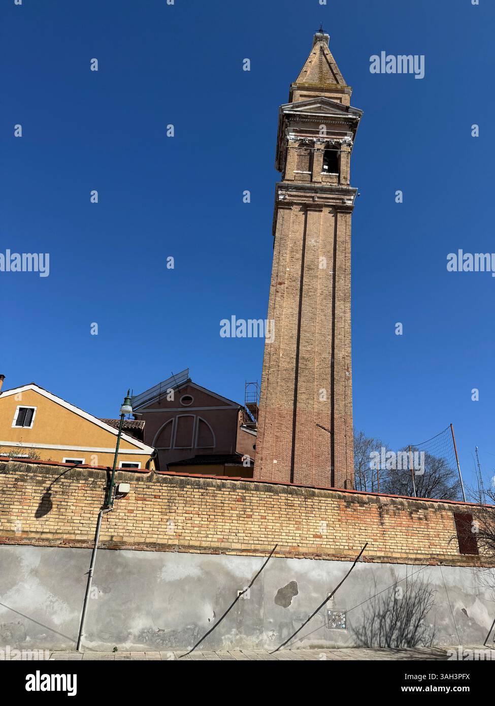 Le clocher penché de Burano. Banque D'Images