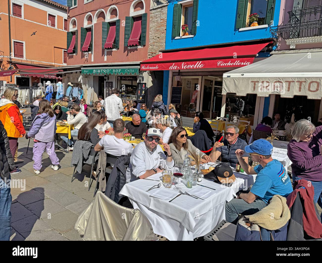 Les gens déjeunent dans l'un des restaurants de l'île de Burano. Banque D'Images