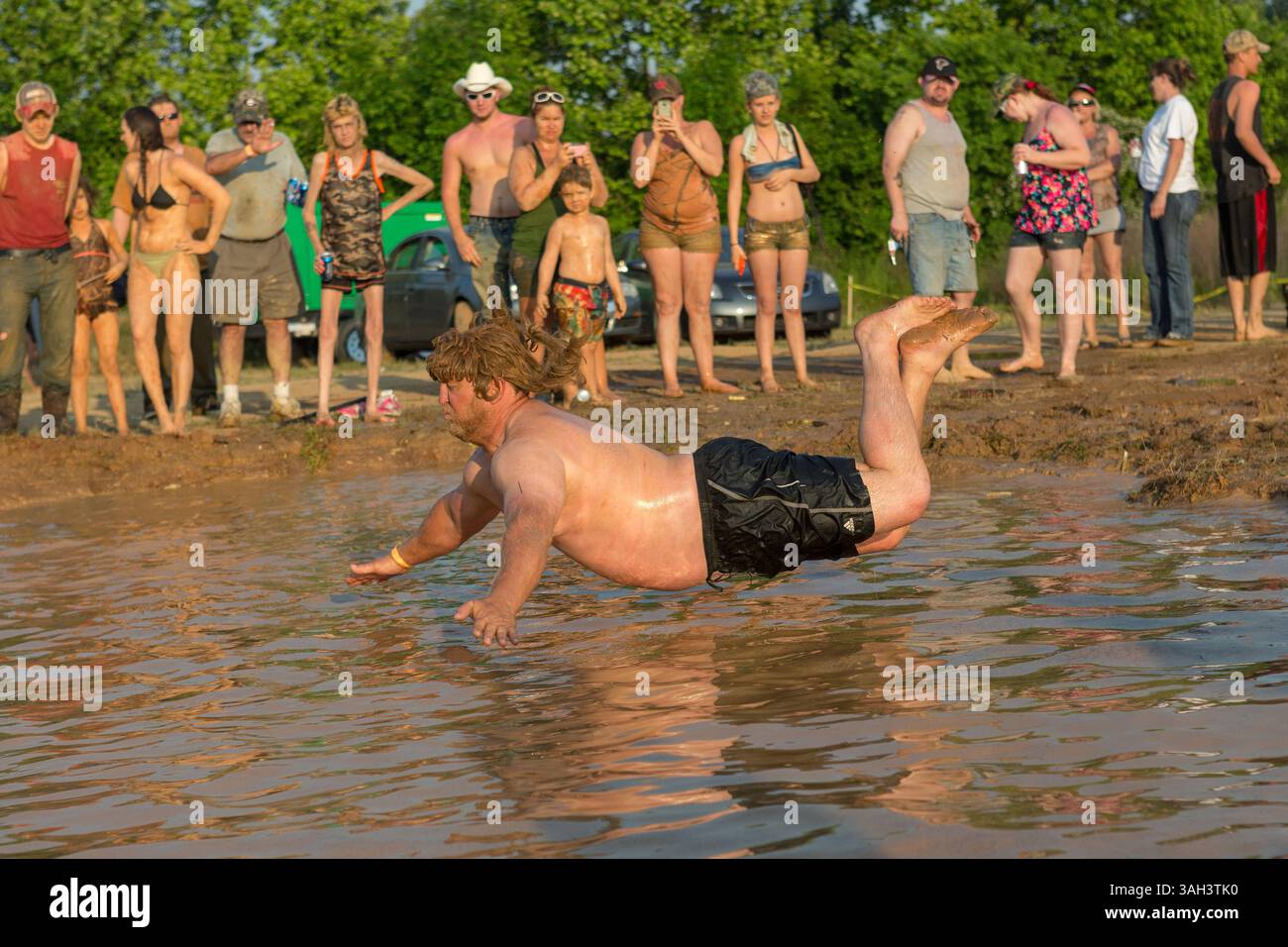 2 mai 2015 - Augusta, GA, États-Unis - Le ventre D'un concurrent se met à flotter dans un trou d'eau boueux lors de la compétition de plongée aux Championnats nationaux Red Neck 2015 le 2 mai 2015 à Augusta, Géorgie. Des centaines de personnes se sont jointes à une journée de sport et d'activités à la campagne. (Crédit image : © Richard Ellis/ZUMA Wire) Banque D'Images