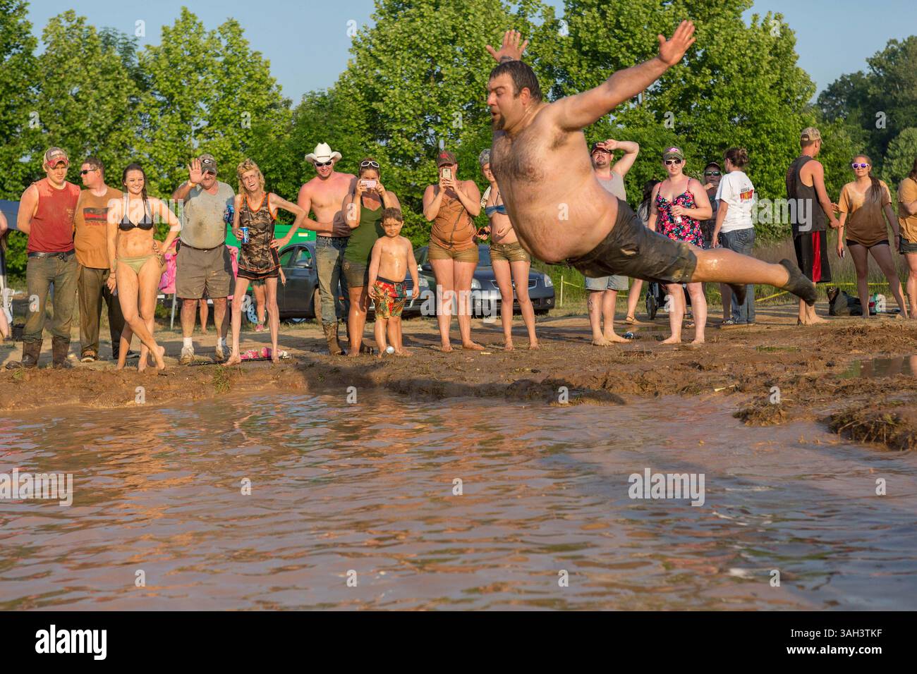 2 mai 2015 - Augusta, GA, États-Unis - Le ventre D'un concurrent se met à flotter dans un trou d'eau boueux lors de la compétition de plongée aux Championnats nationaux Red Neck 2015 le 2 mai 2015 à Augusta, Géorgie. Des centaines de personnes se sont jointes à une journée de sport et d'activités à la campagne. (Crédit image : © Richard Ellis/ZUMA Wire) Banque D'Images