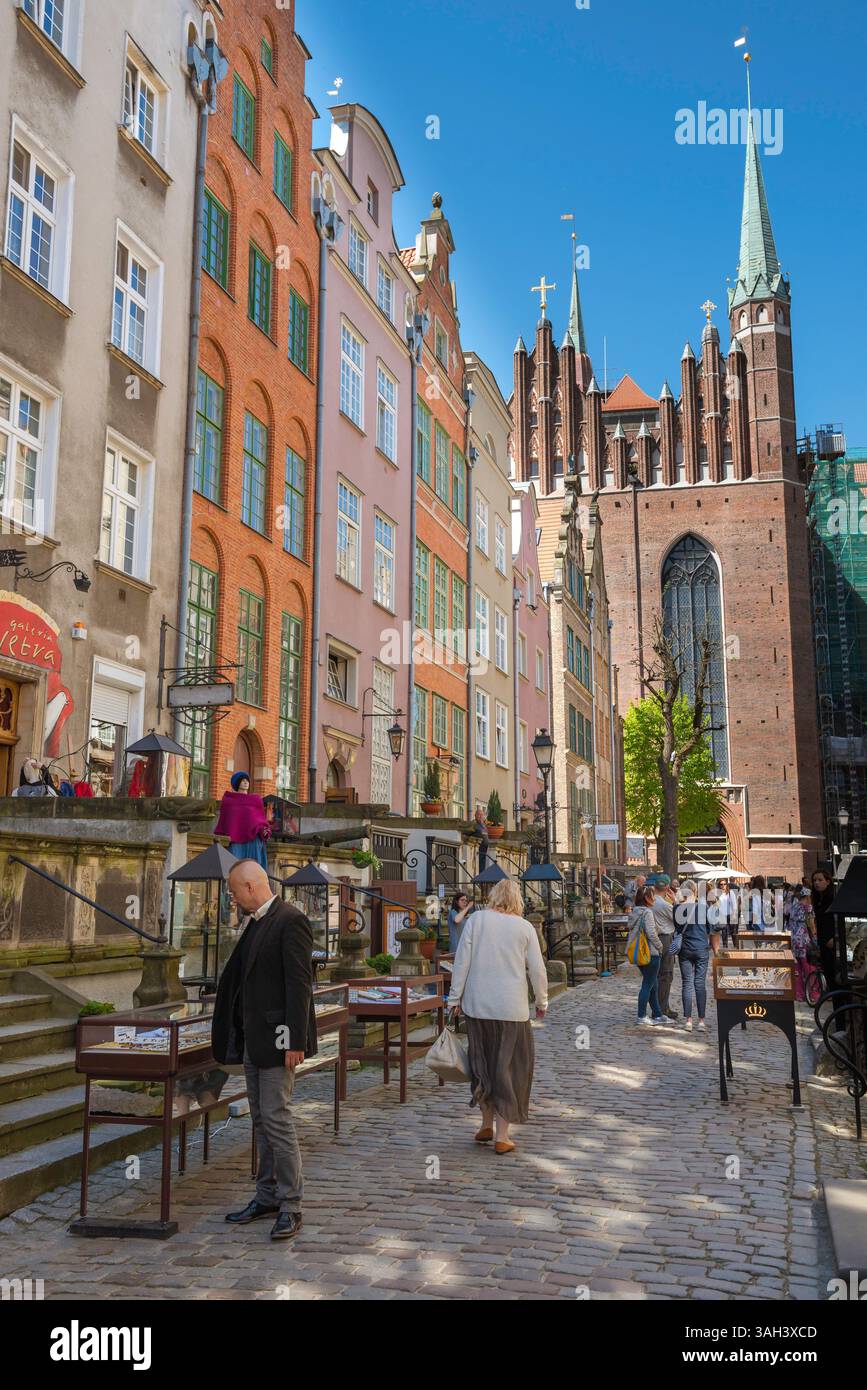 Ulica Mariacka Gdansk, vue des gens naviguant à Ulica Mariacka, une ruelle populaire de magasins d'ambre et d'antiquités dans le centre de la vieille ville de Gdansk, en Pologne Banque D'Images