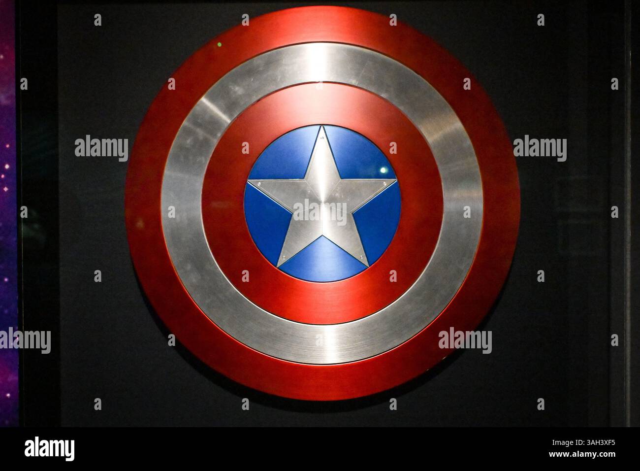 Paris, France. 09th Apr, 2025. Cette photographie montre le bouclier Captain America à l'exposition Disney 100 au Parc des expositions de Paris le 9 avril 2025. Photo de Firas Abdullah/ABACAPRESS. COM Credit : Abaca Press/Alamy Live News Banque D'Images