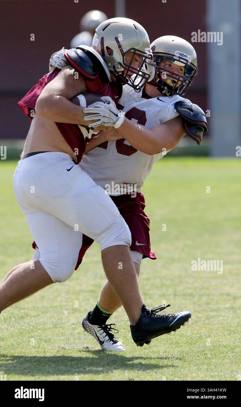 4 mai 2015 - Coutryside, Floride, États-Unis - DOUGLAS R. CLIFFORD. Andrew Grimes de Countryside High School (32), à gauche, est arrêté sur une pièce offensive de DE/OLB Thomas Roman (46) lors des entraînements de football du printemps de lundi (5/4/15) à l'école de Clearwater. (Crédit image : © Douglas R. Clifford/Tampa Bay Times/ZUMA Wire) Banque D'Images